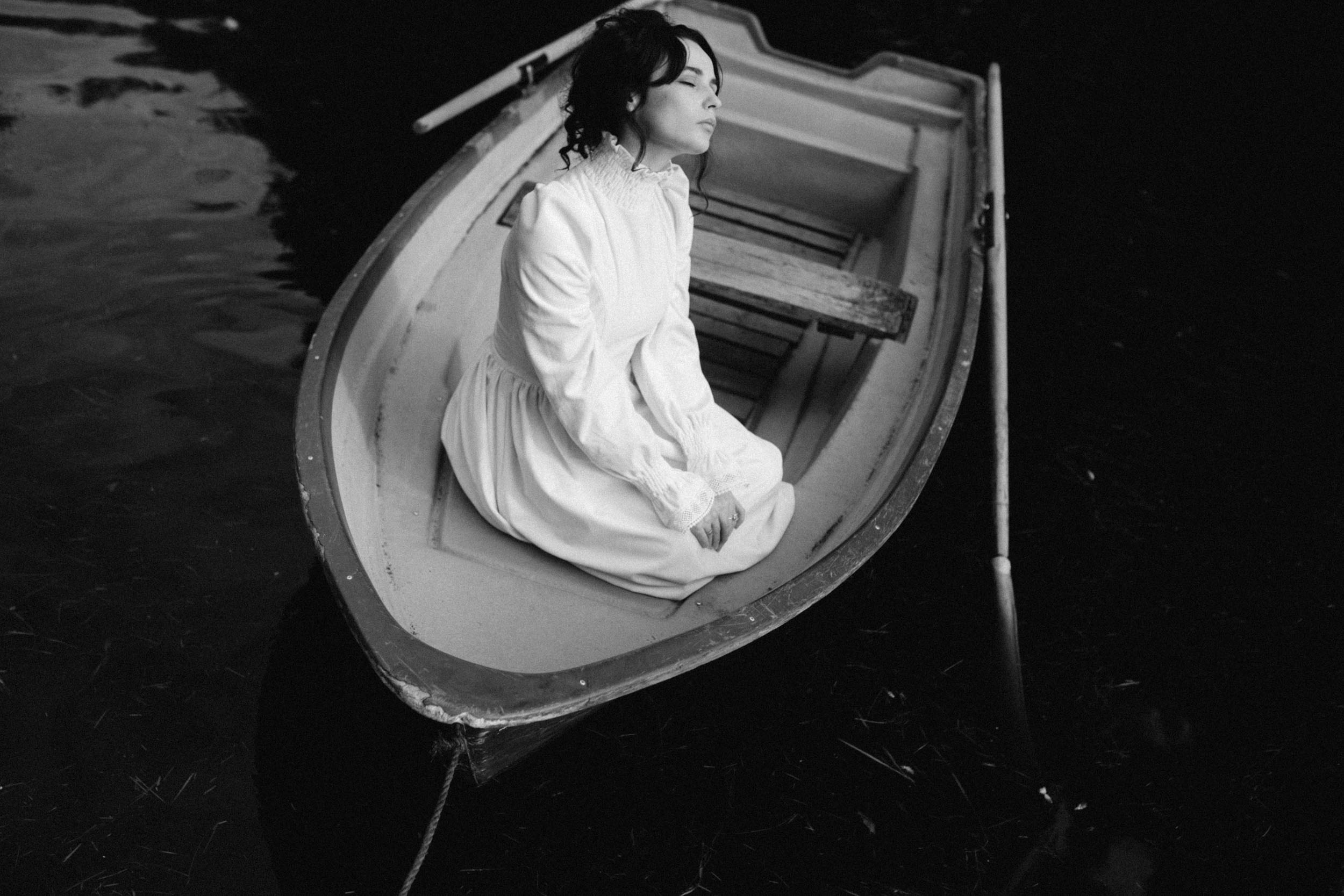 Черно-белый портрет девушки в лодке