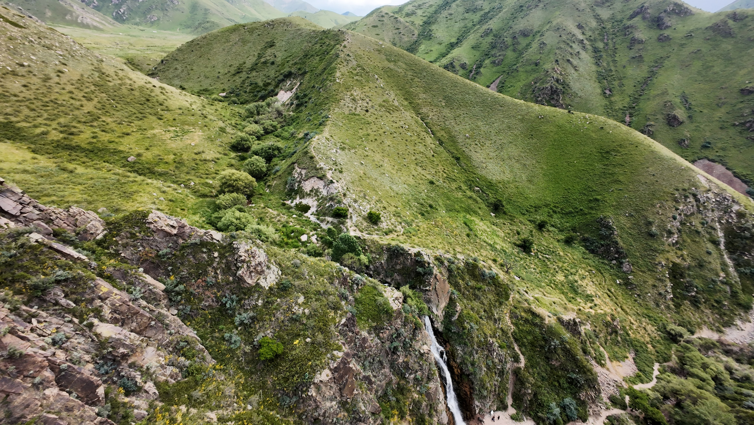 Плато Ассы, озеро Иссык и водопад: комфорт-маршрут, джипы, мини-группа. Экскурсии и туры по Алматы
