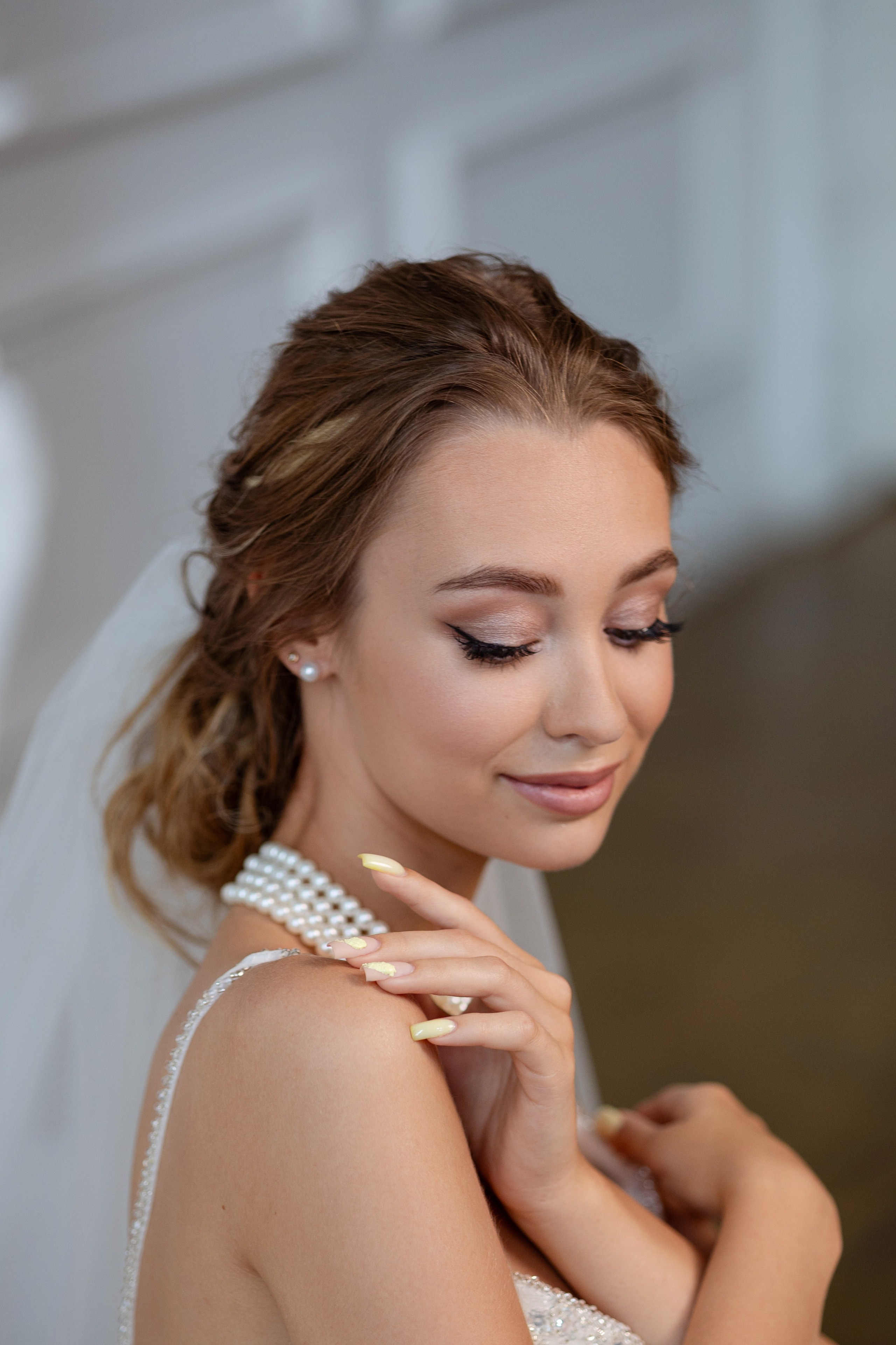 На портрете невеста  в полупрофиль с прикрытыми глазами.