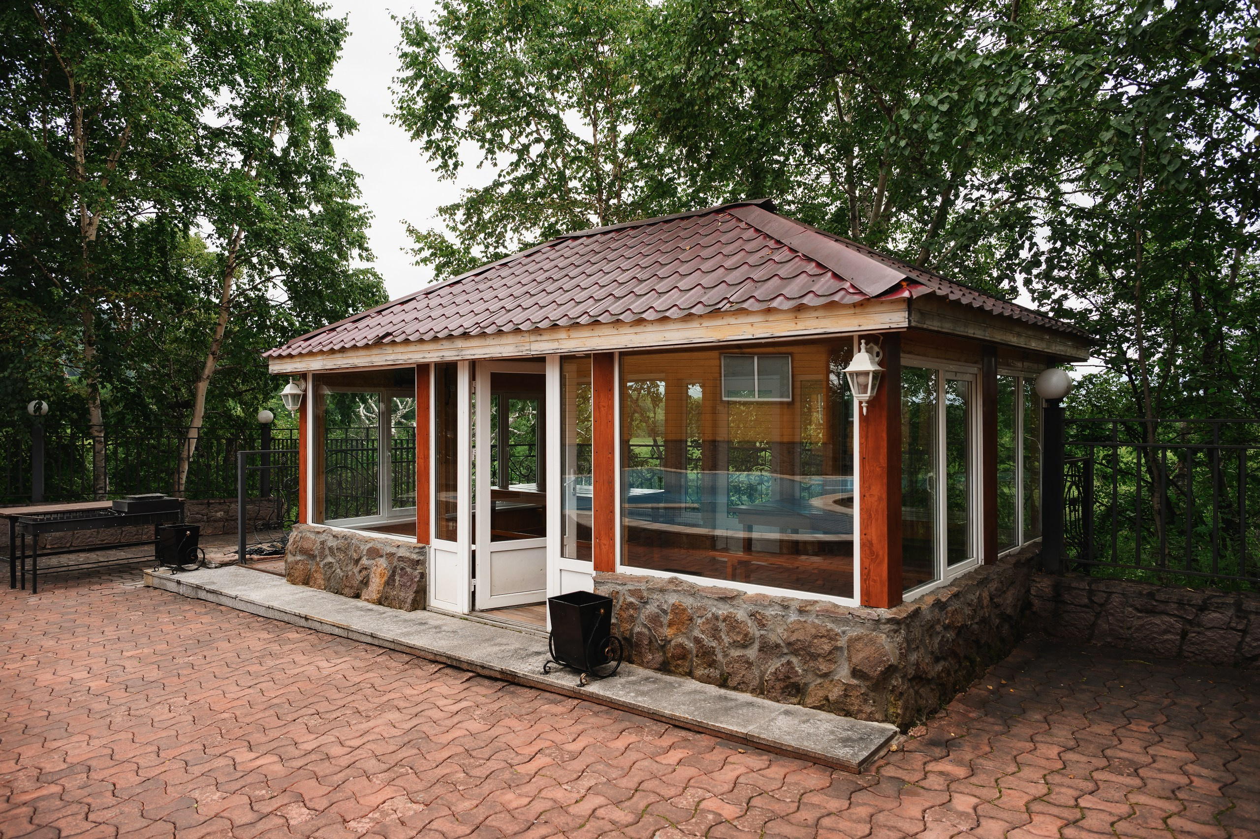 Фотосъемка домиков для отдыха в Петропавловске-Камчатском. Профессиональная фотосъемка интерьеров гостевых домов и баз отдыха на Камчатке. Детальные фотографии уютных номеров и живописного природного окружения. Цены на фотосъемку объектов туристического размещения в Петропавловске-Камчатском.