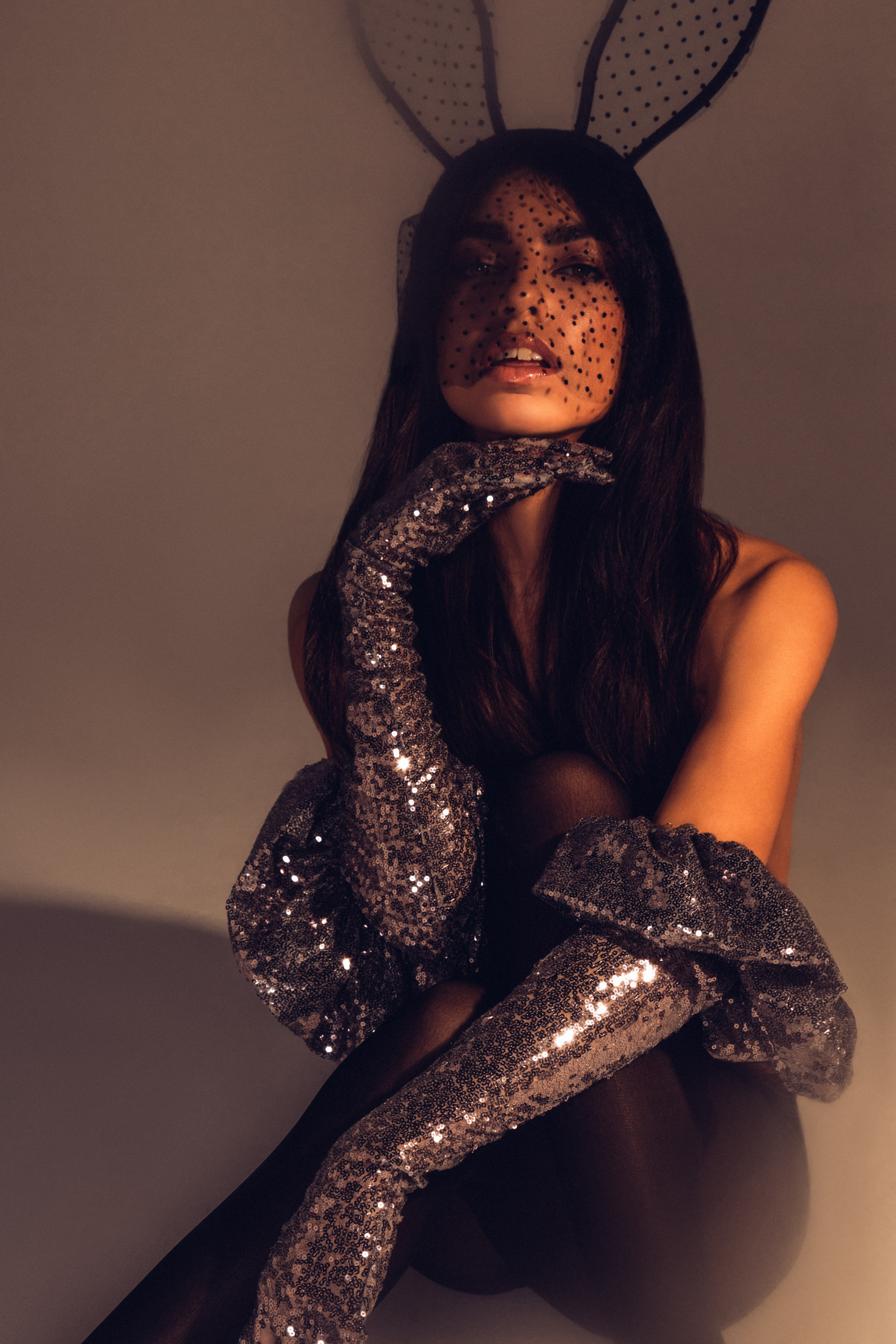 сексуальная девушка с вуалью на лице в черных колготках