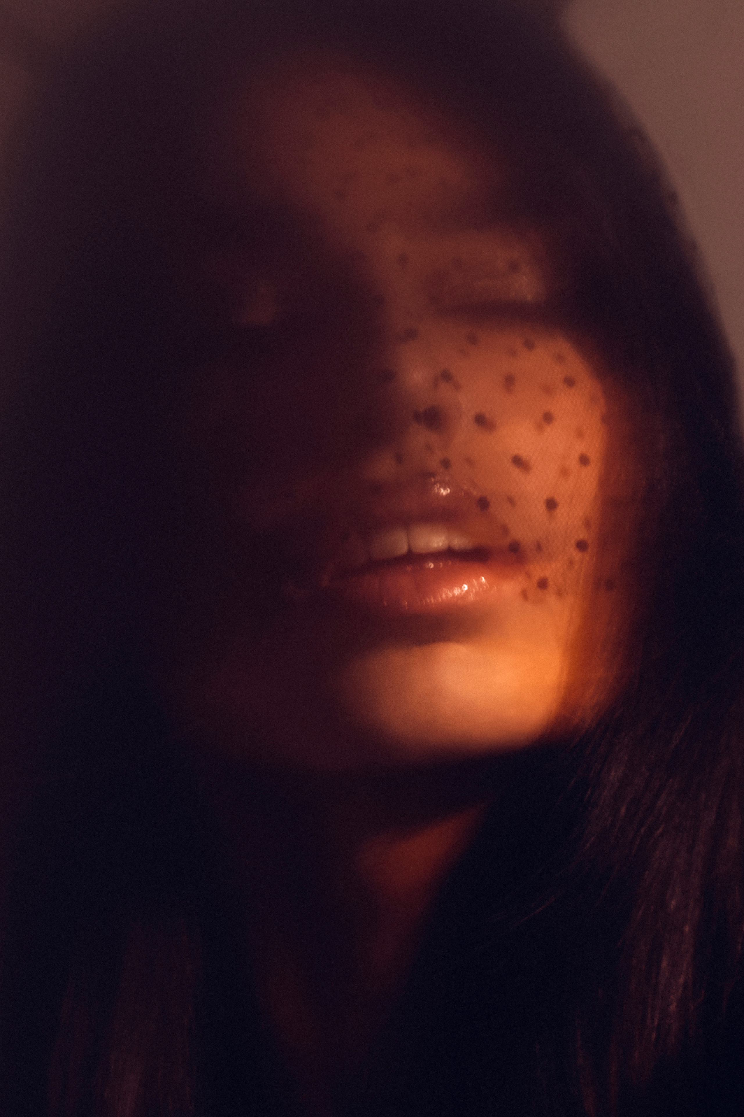 сексуальный портрет девушки с закрытыми глазами и приоткрытым ртом