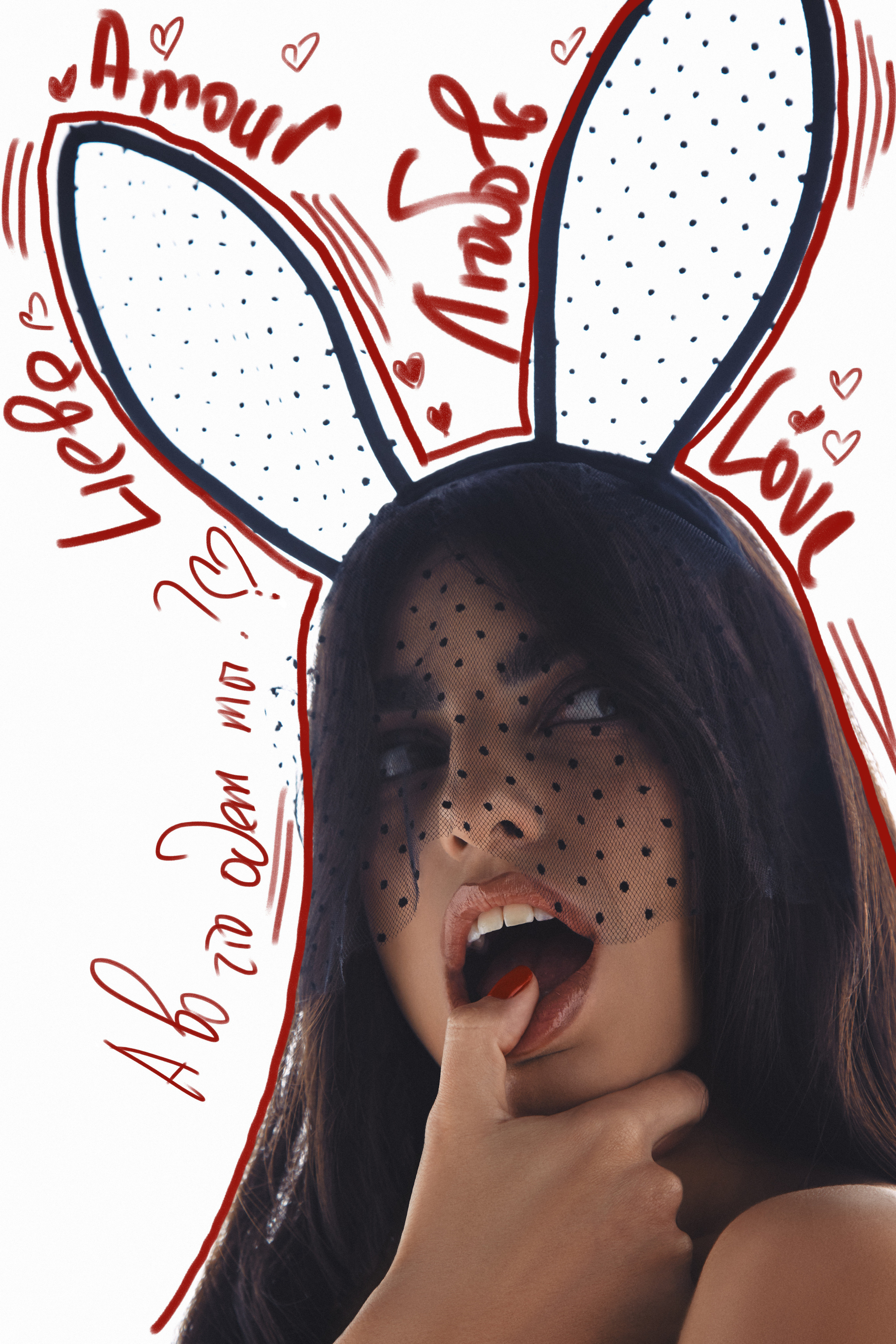 девушка брюнетка сексуально приоткрыла рот и держит большой палец на нижней губе