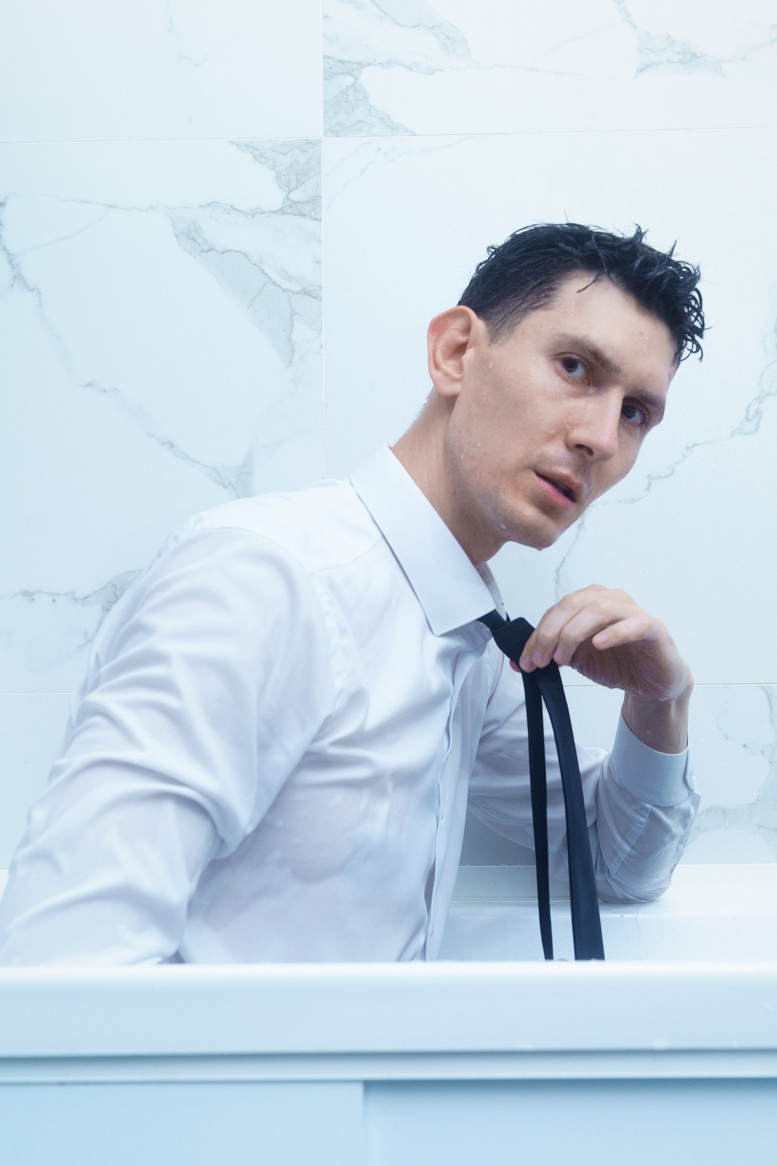 Крупный портрет мужчины под струями душа, мужская фотосессия в домашних условиях