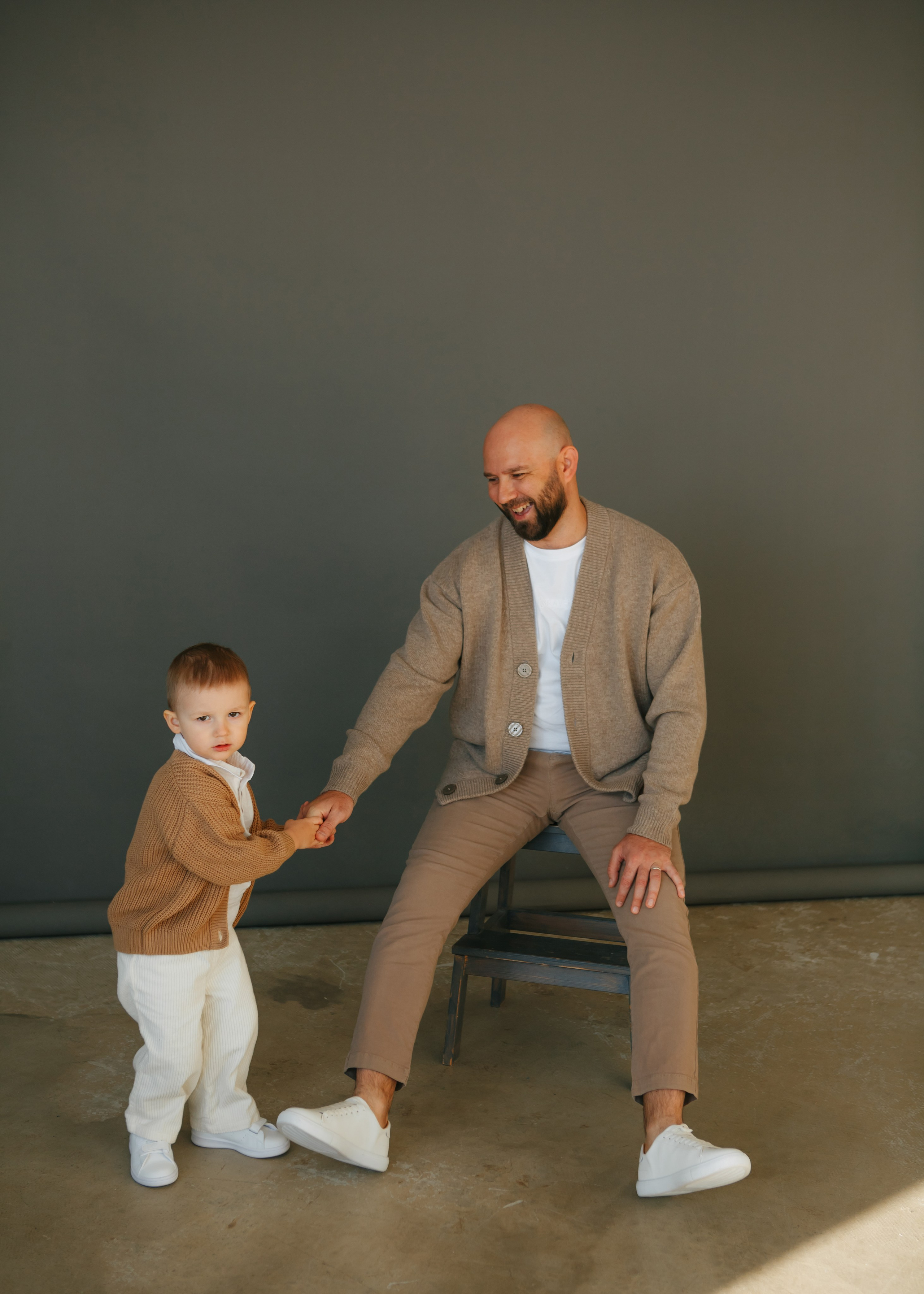 Семейная фотосессия в минималистичном стиле. Фотограф Александра Рышкова