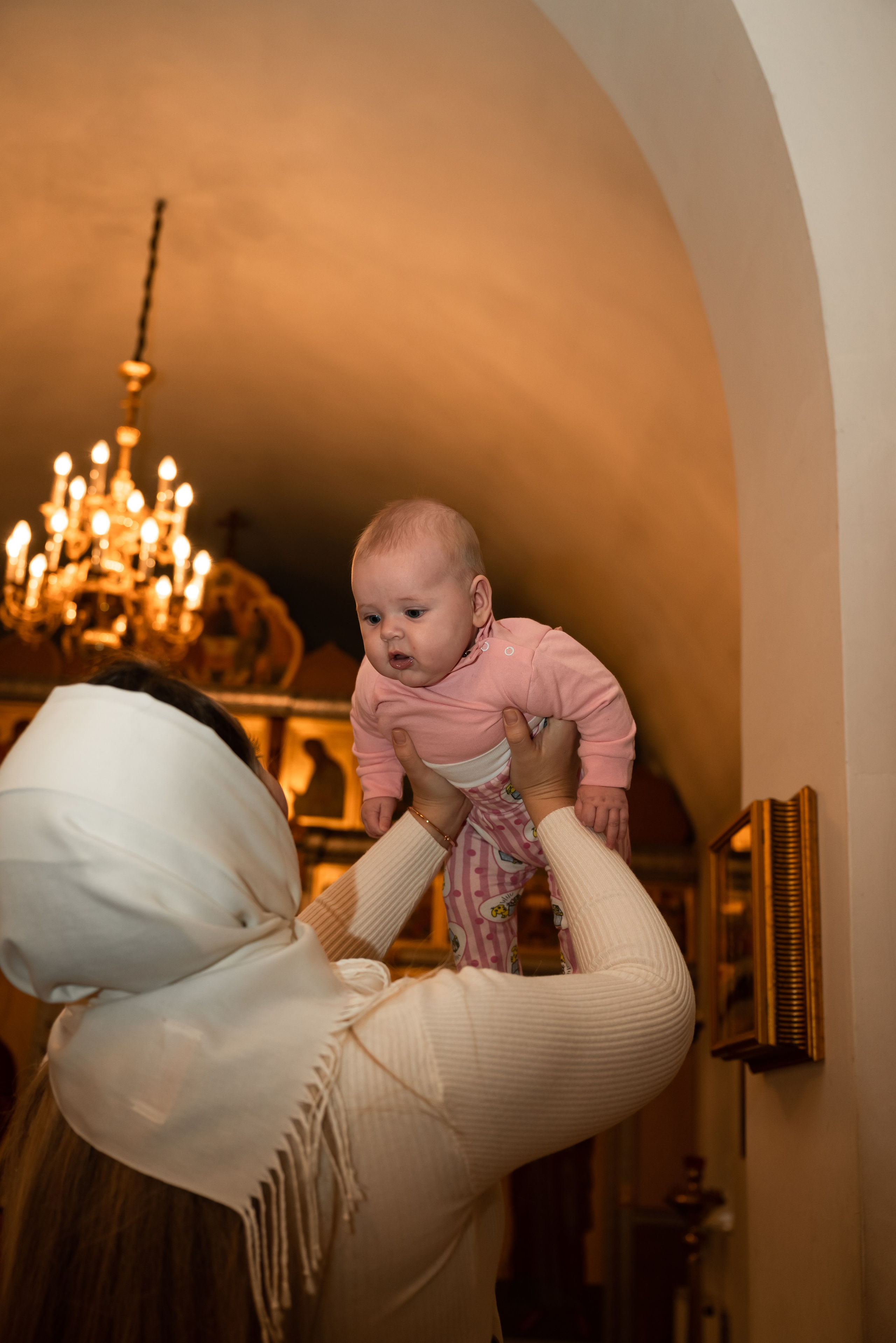 Крещение в храме Серафима Саровского  в Раеве г. Москва. Фотограф Ксения Огородова портфолио