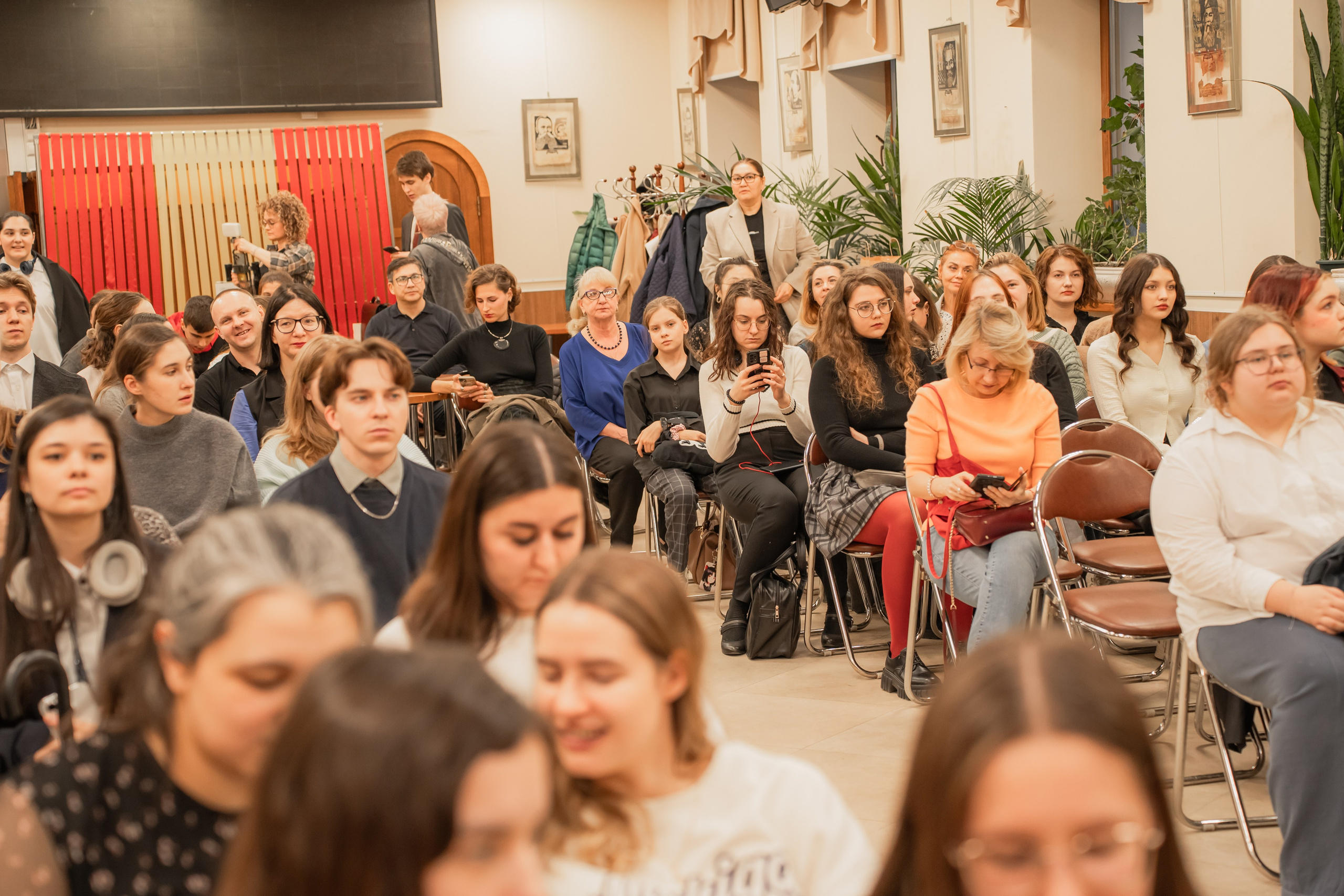 Презентация книги «Человек за бортом», автор София Цой. Репортажный фотограф Анастасия Рубцова