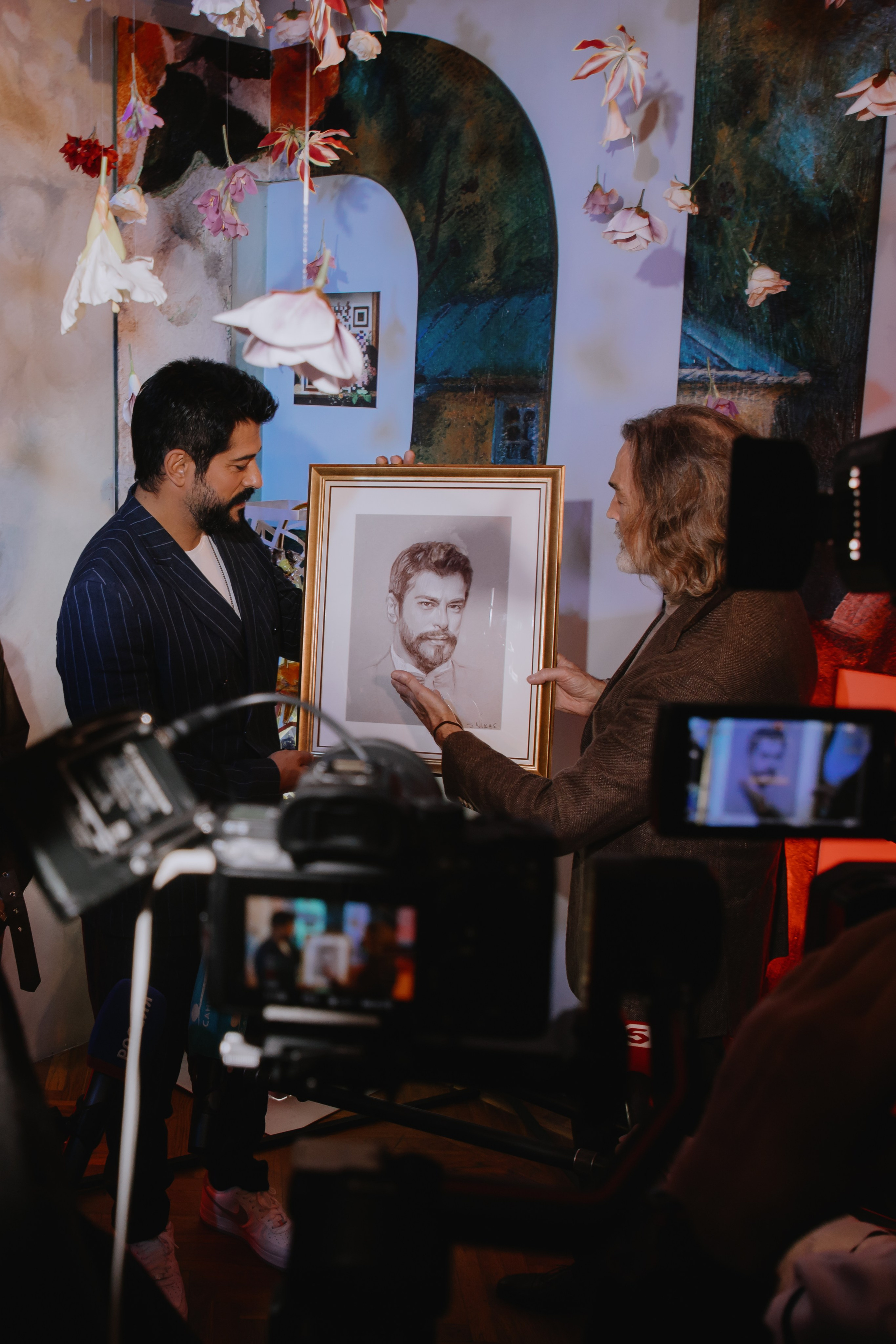 Бурак Озчивит посетил выставку Никаса Сафронова. Фотограф в Москве и Санкт-Петербурге Дарина