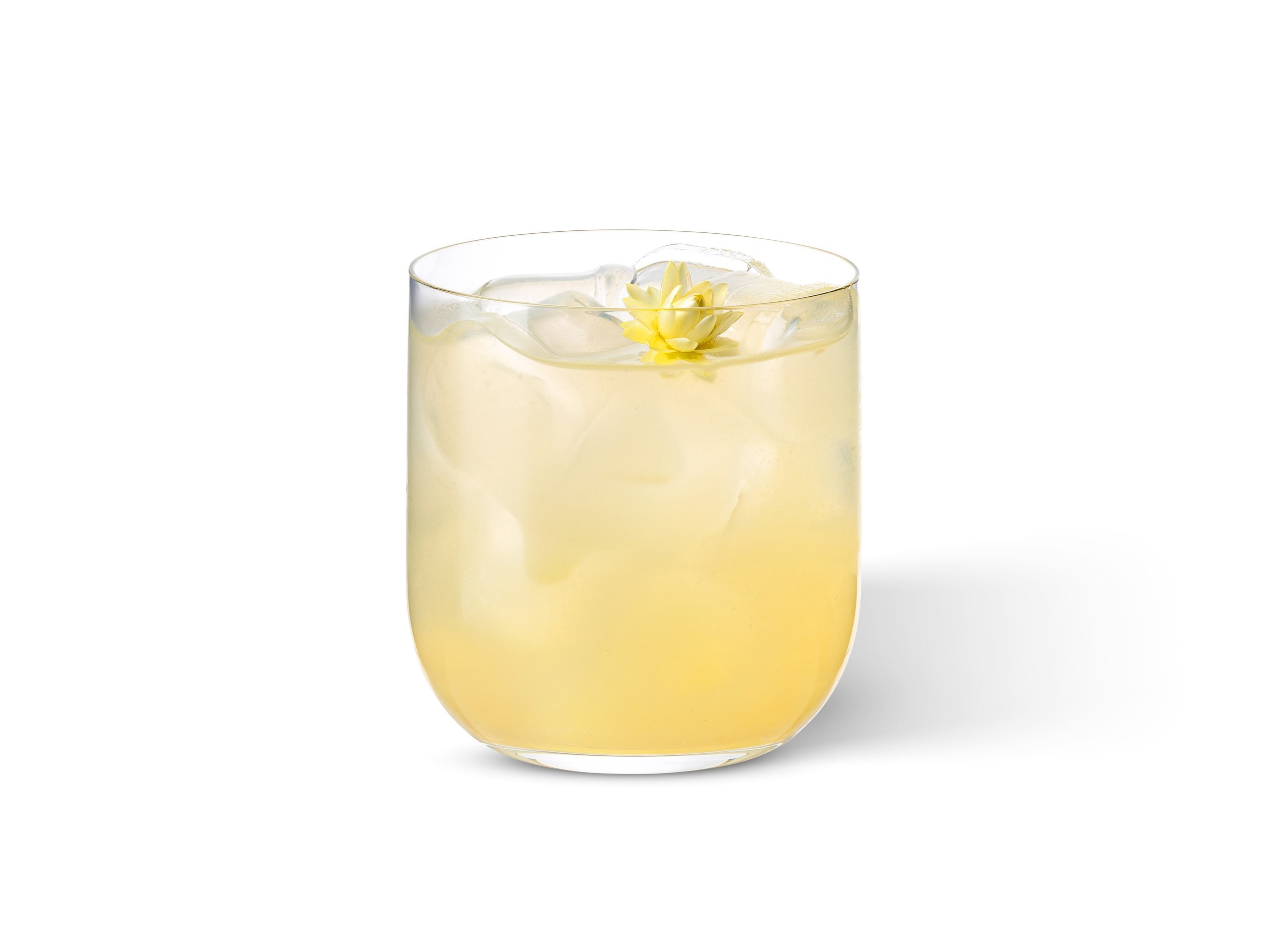 ЛИМОНАД ЮДЗУ-ЛАЙМ 400₽. Освежающий напиток на основе домашнего соуса из пюре лайма, юдзу и настоя из японского цитрусового перца. Украшается цветком. Напиток готовится в 2-х объемах - 300 и 450мл.