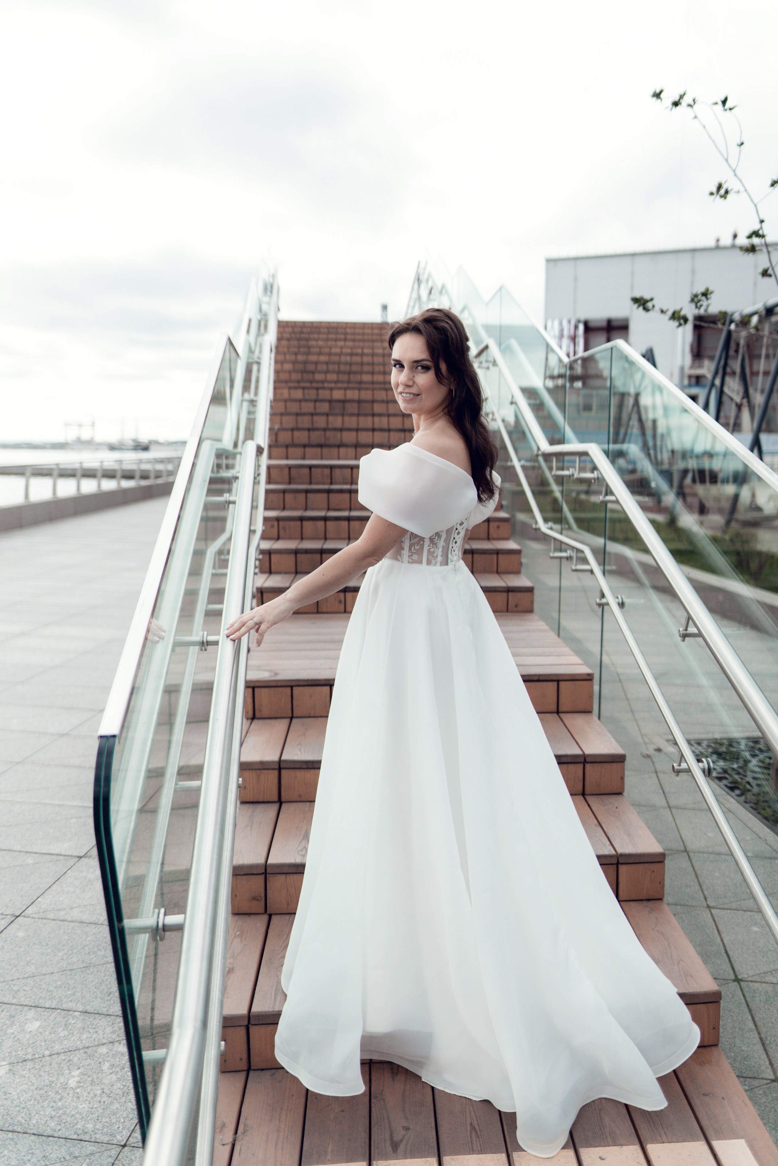 Свадебная фотосессия рядом с Лахта центром Невеста стоит у лестницы на смотровую площадку