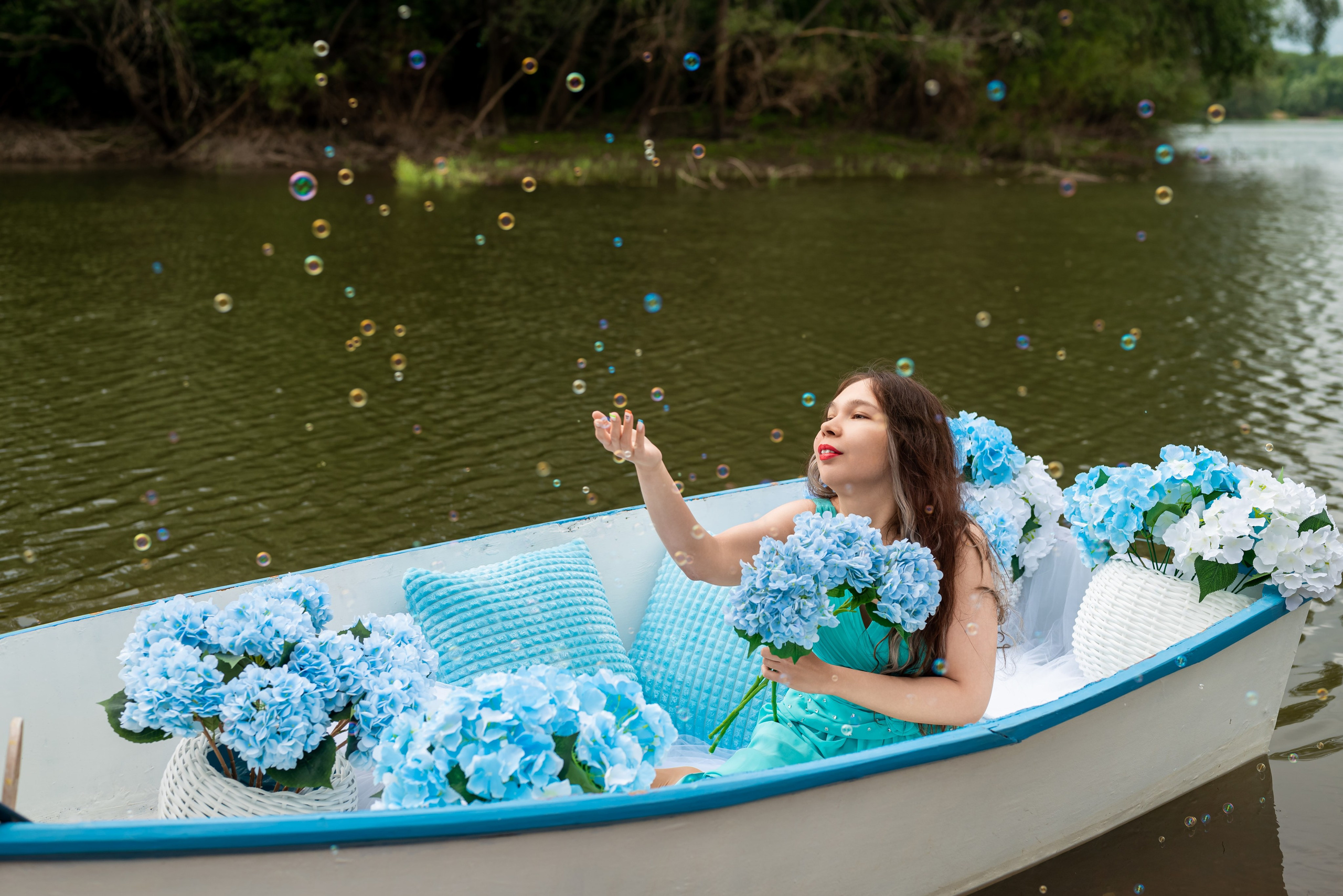 Фотопроект на лодке с голубыми гортензиями. Фотограф в городе Салават