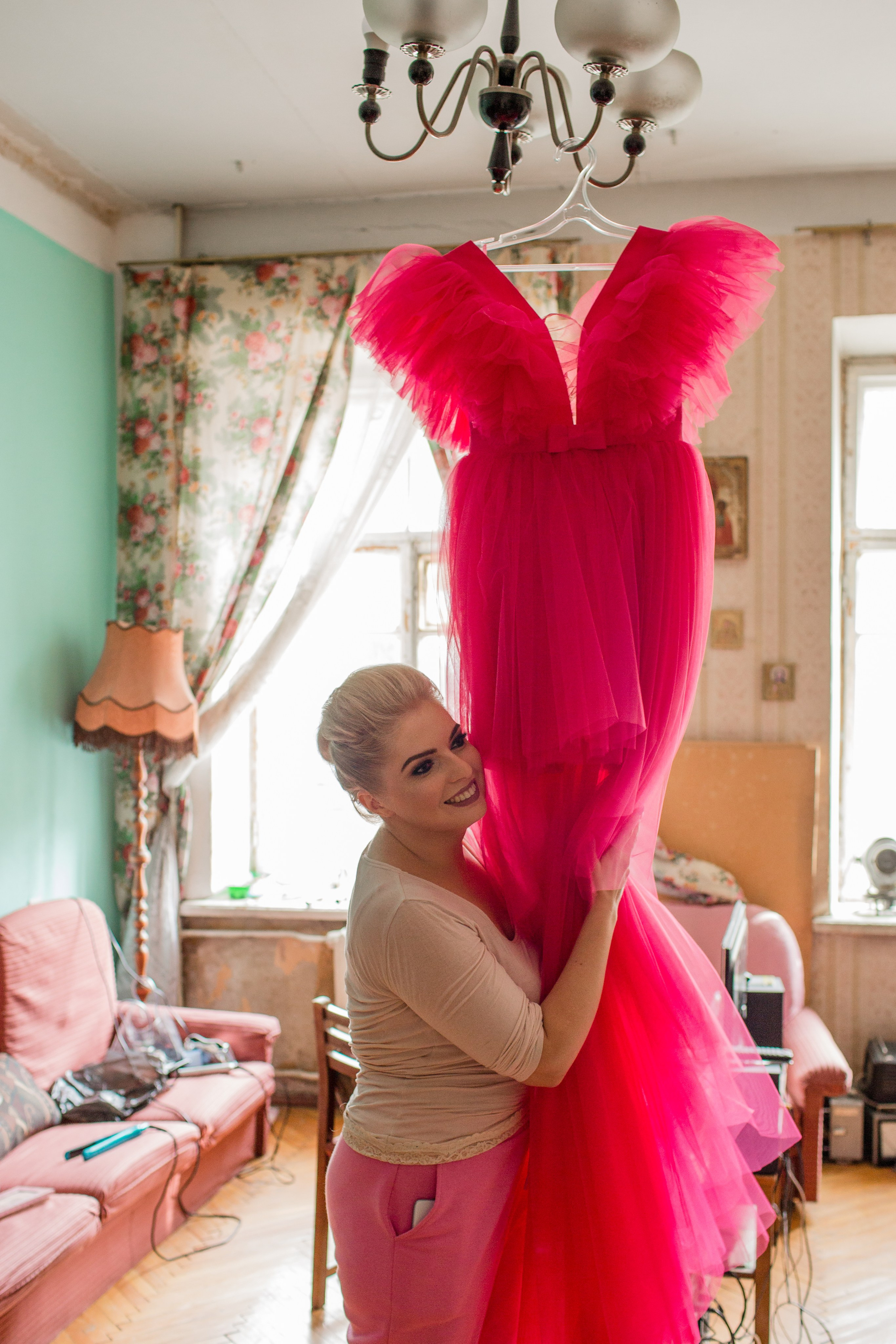 Необычный стиль свадьбы в Санкт-Петербурге — красное платье, свет и эмоции