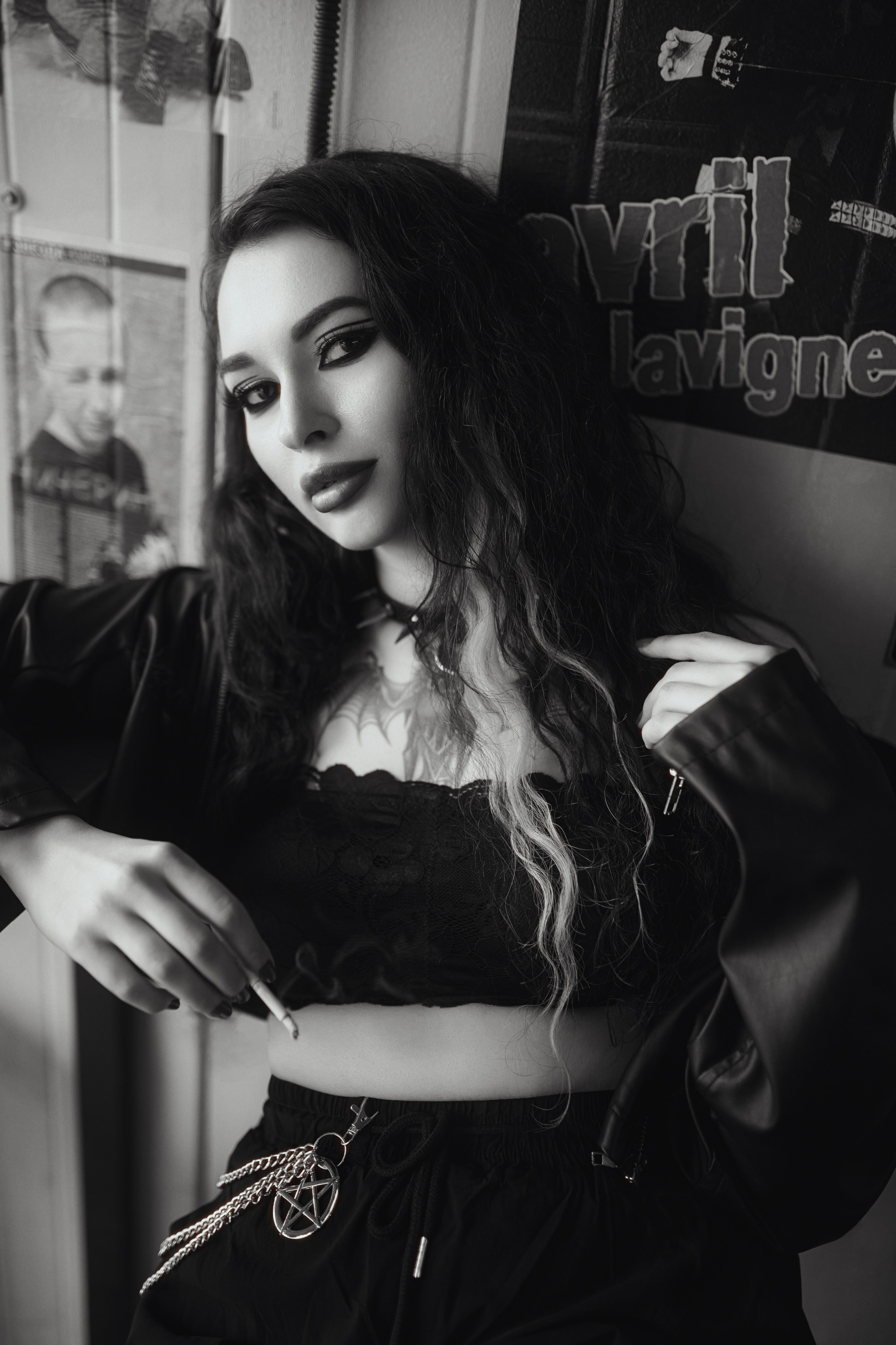 Чёрно-белая фотография стильной красотки в уличном баре в ВДК