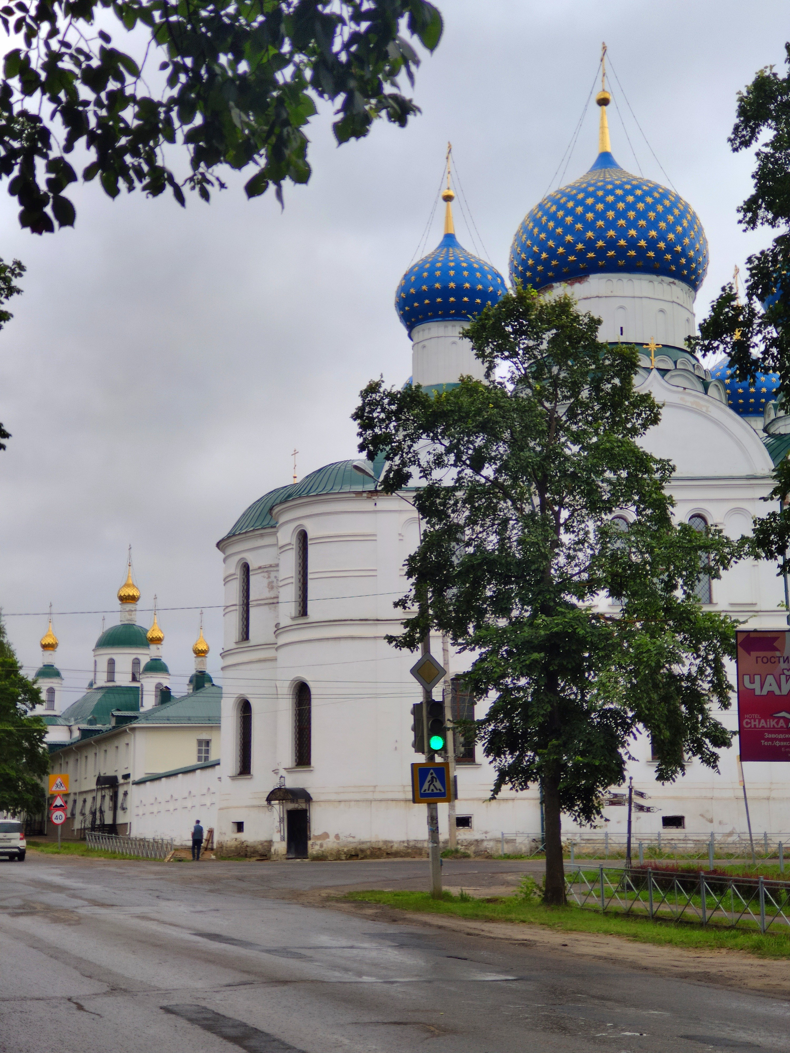 Прямая дорога от Кремля - Ростовская. Недалеко от земляного вала начинается новое укрепление - Богоявленский монастырь (не путать с Богоявленским собором Кремля)