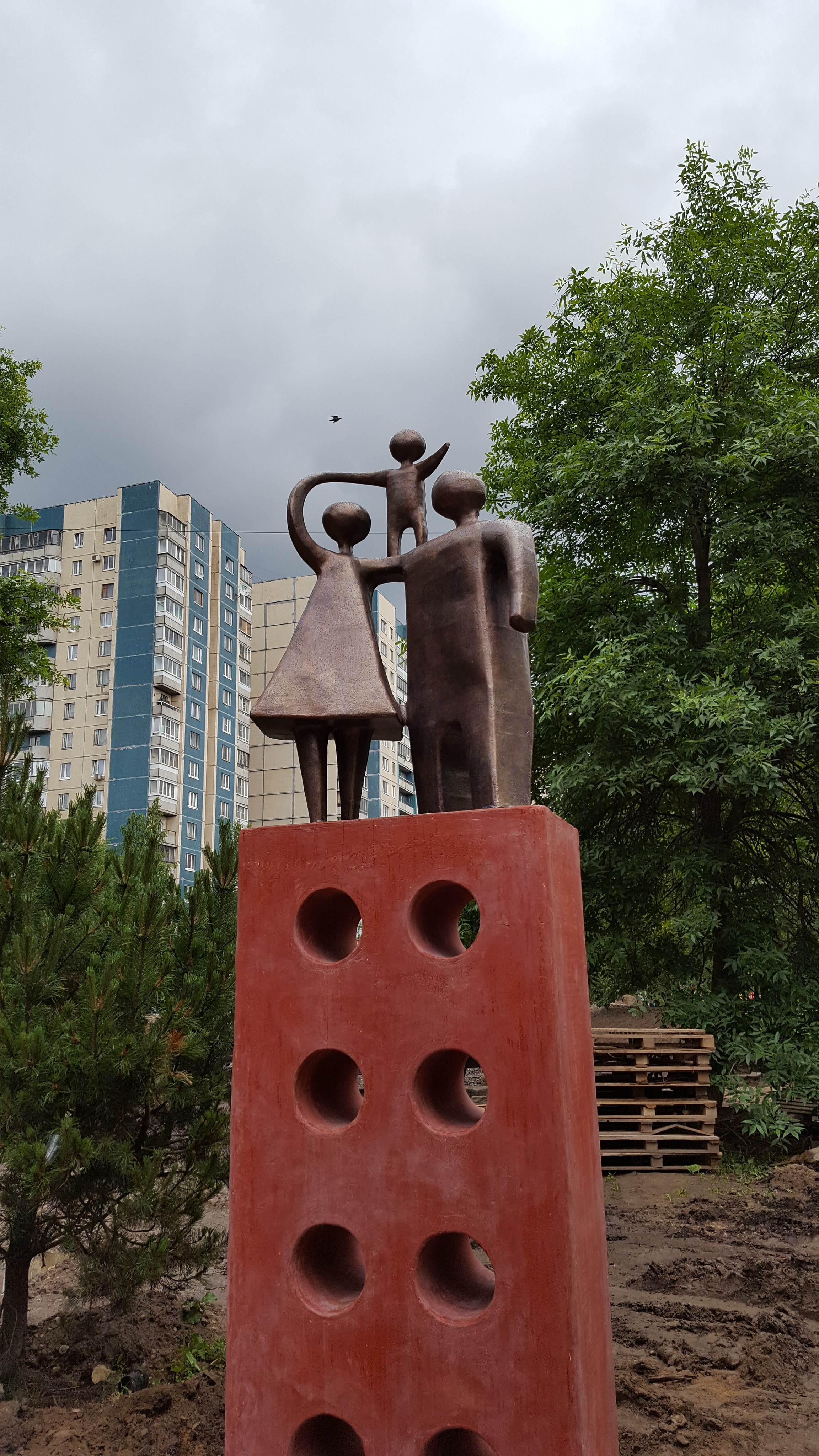 Молодая Семья/ СПБ / Сквер Семьи / Авиаконструкторов 13 / 2016. Художник — скульптор Антонина Фатхуллина