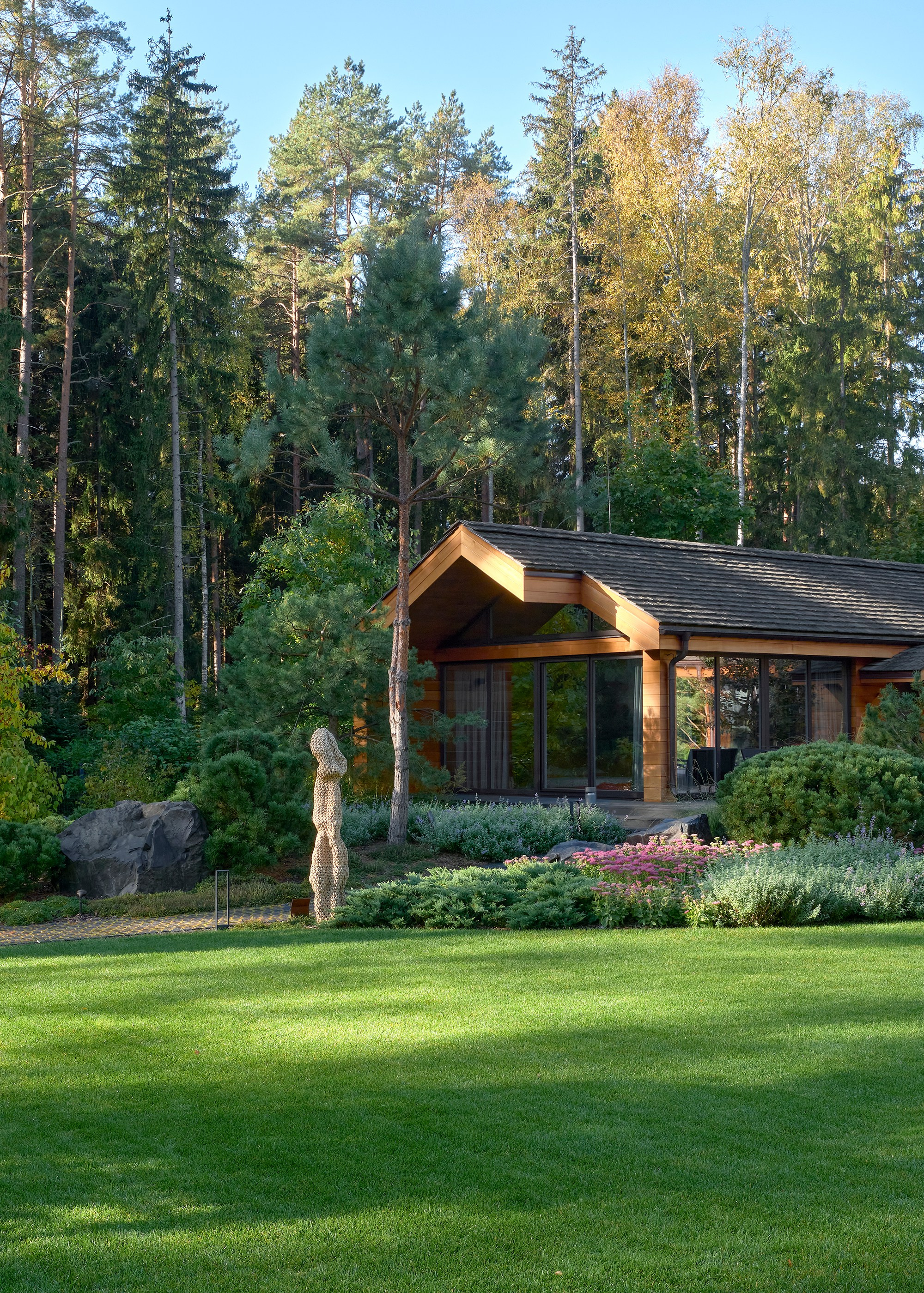 Усадьба Хрустальное: фотосъемка частного сада Валерия Федотова в Репино для L.BURO. Фотограф Наталья Соловьева | interioto