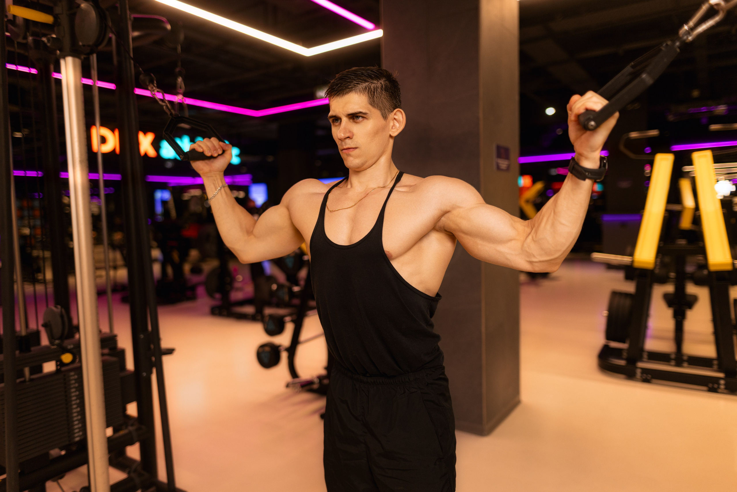 Фотосет в Владом в тренажерном зале для контента. Дмитрий Шульгин, портретный фотограф в Воронеже