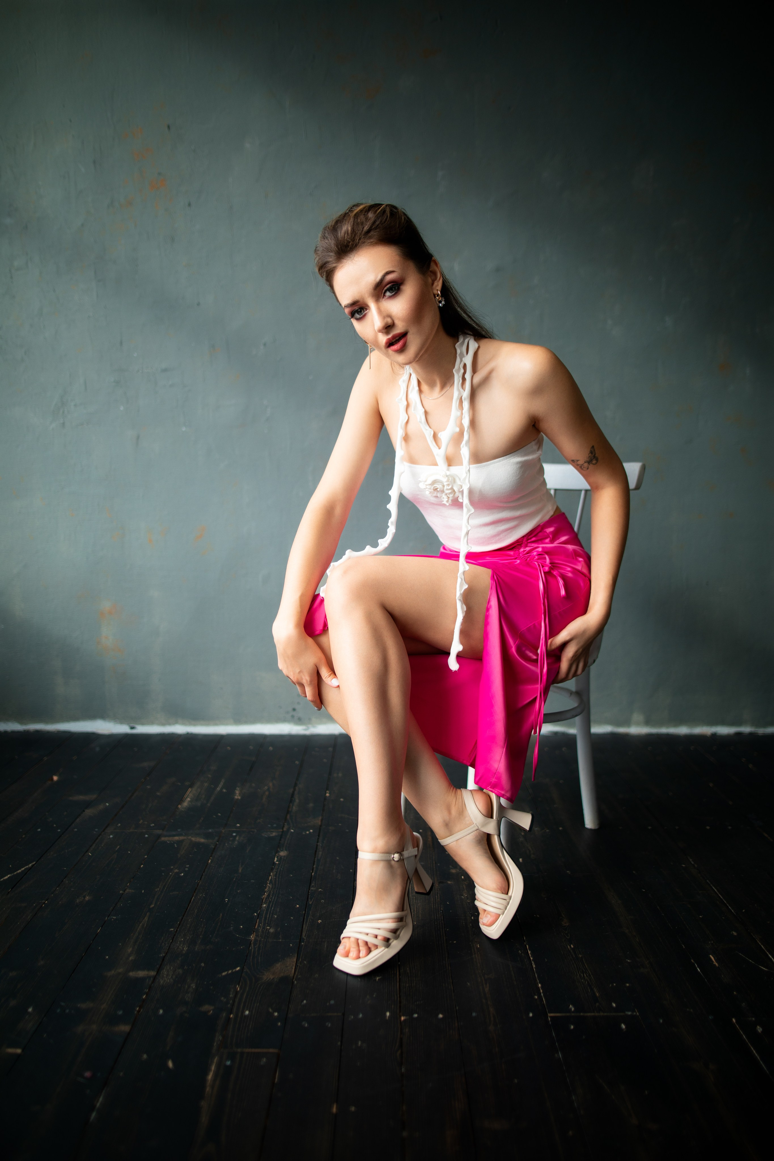 Студийный фотосет с Анастасией в минимальном интерьере в формате для «себя»