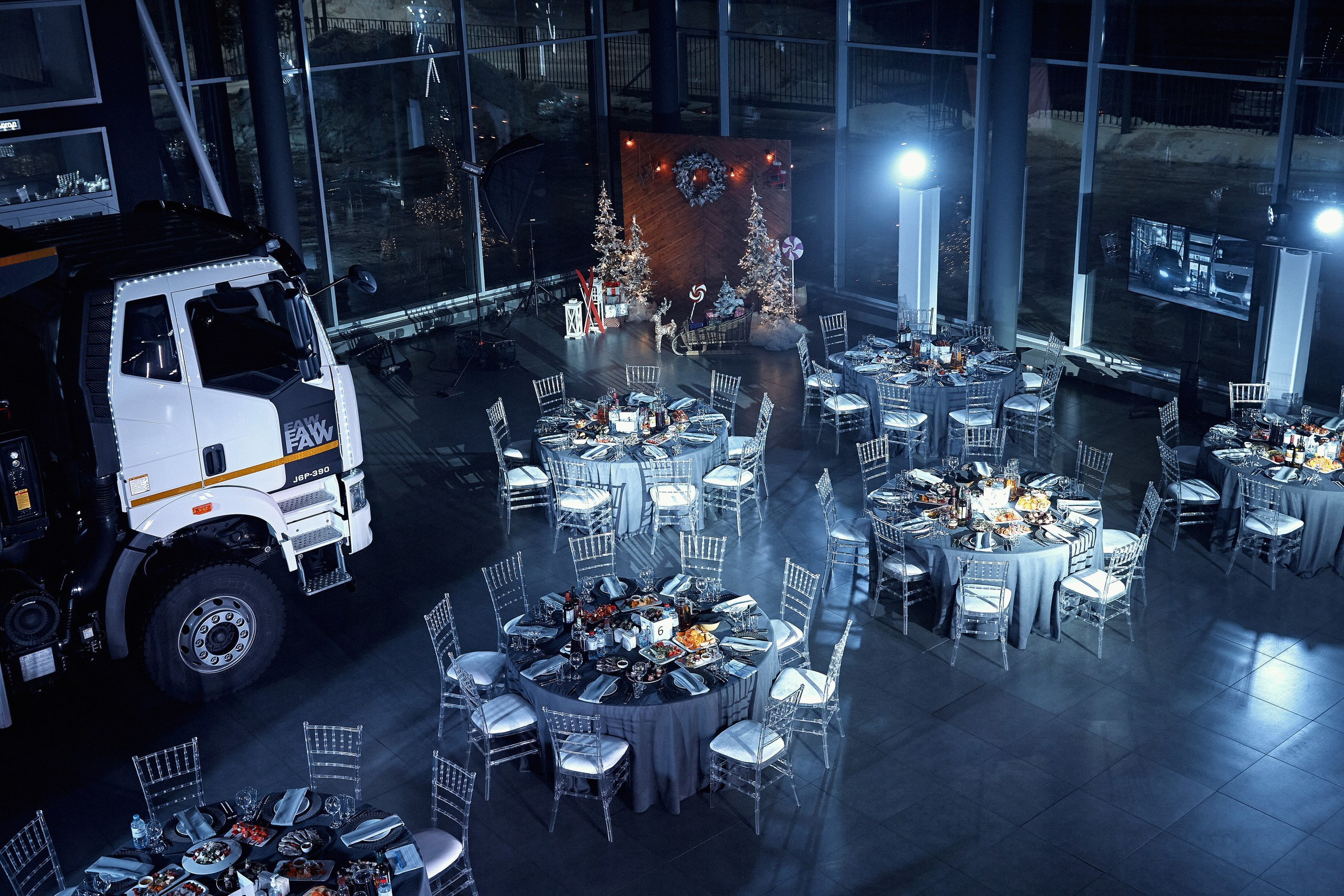 Транс-Инвест / Новогодний корпоратив на территории автосалона. Антон Артюшин, портретный фотограф. Москва