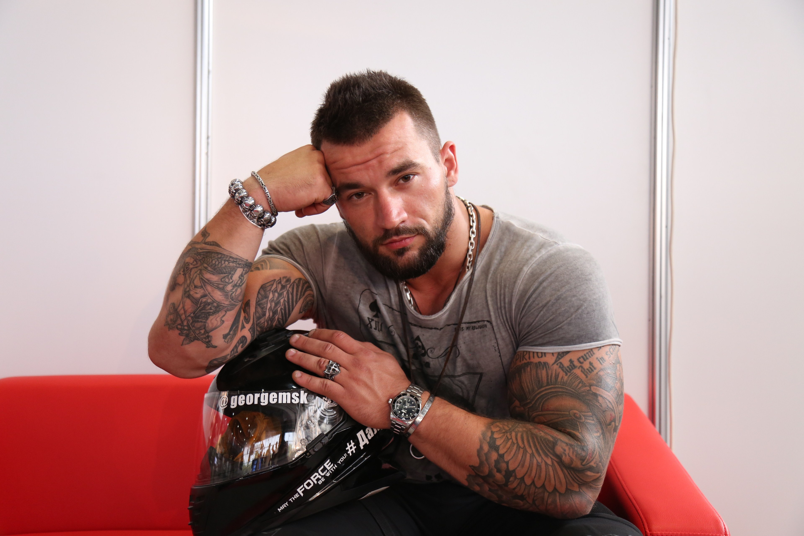 Мужская фотосессия в Москве для мужчин от мужского фотографа в студии. Фотосессия в студии в Москве от профессионального фотографа услуги по доступным ценам