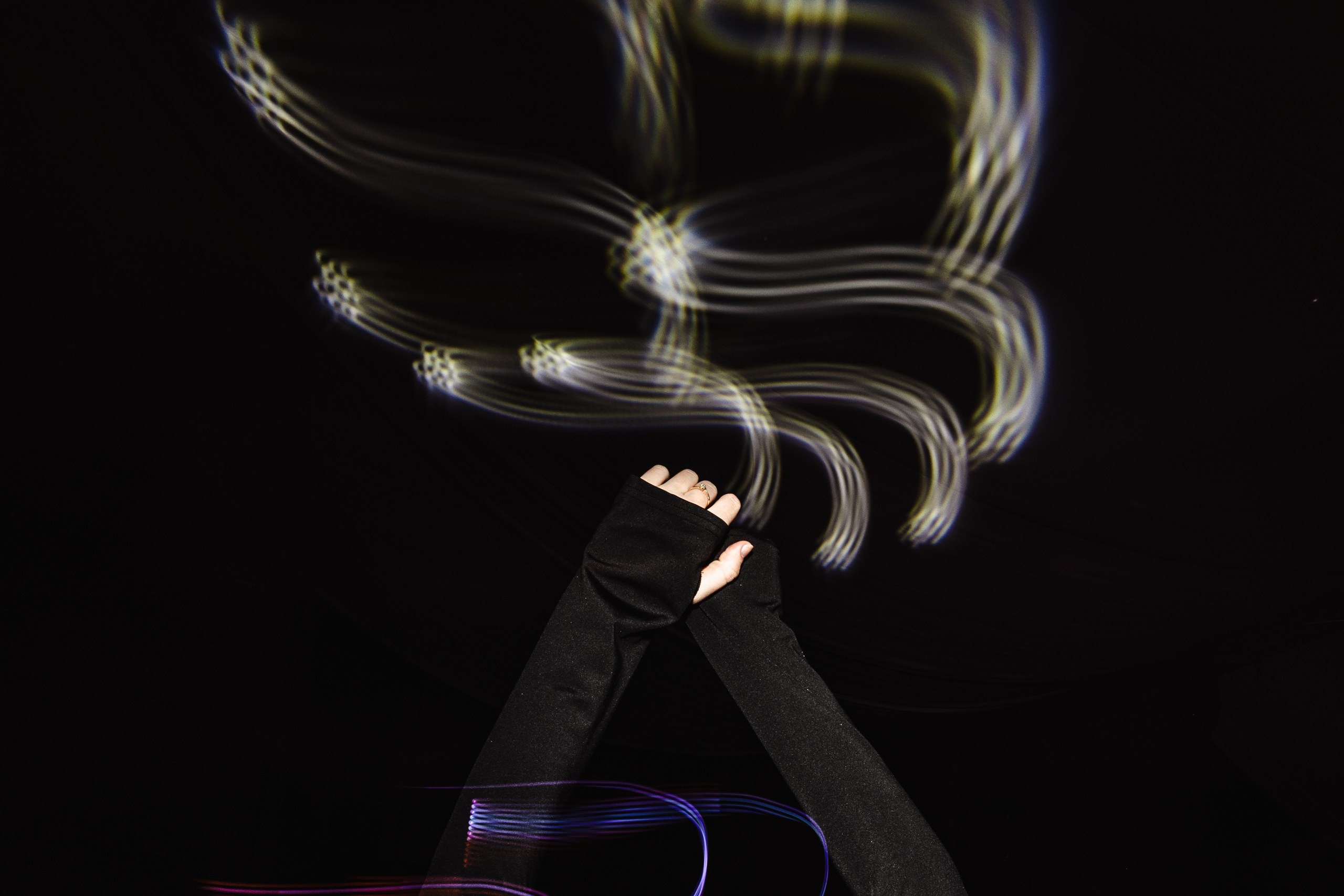 Здравствуйте! Я свадебный фотограф из Ульяновска, работаю в том числе по всей России и с выездом за границу. Снимаю свадьбы, lovestory, корпоративы, светский репортаж. Провожу обучение по фотографии, мастер-классы и воркшопы для других фотографов.