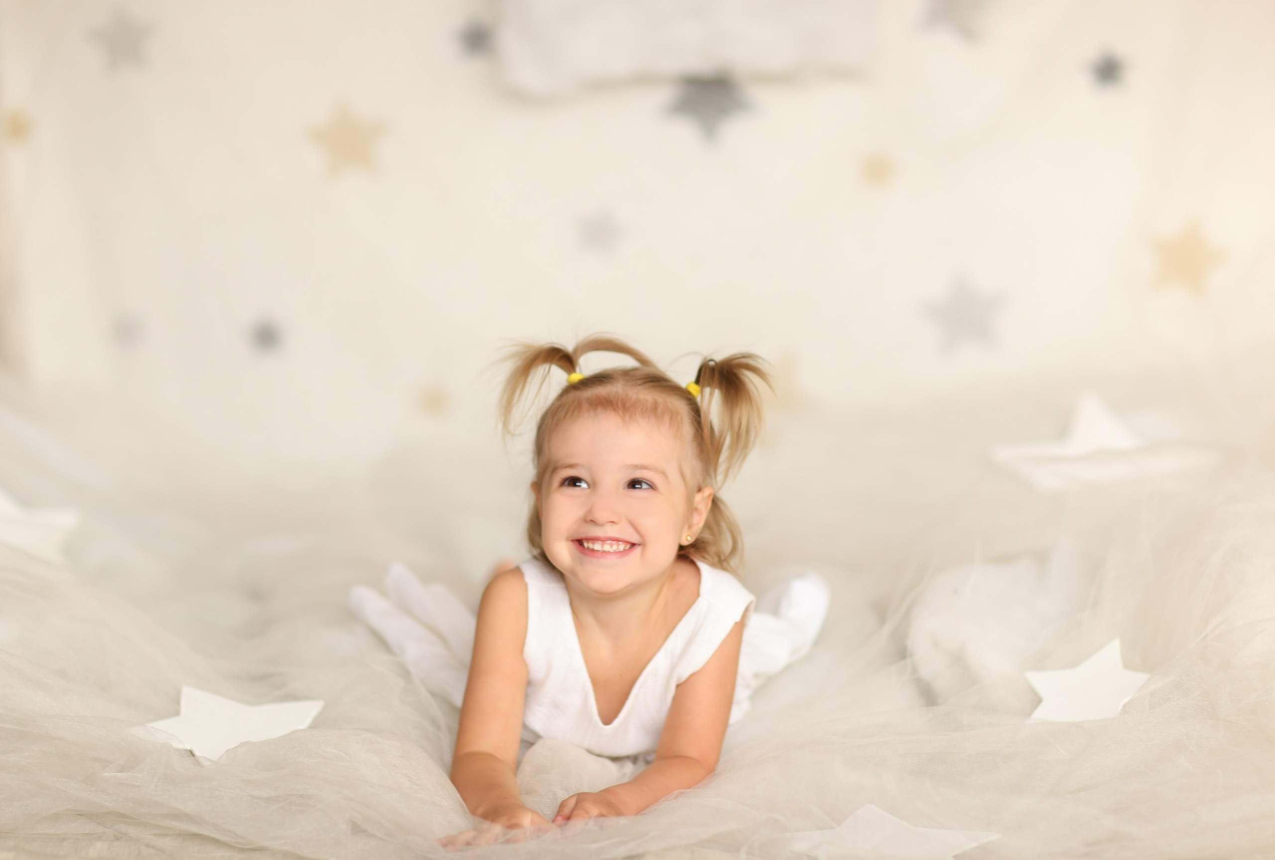 Общее фото в детском саду с выездным реквизитом в Тюмени. Выпускные альбомы в Тюмени для школ, садов, вузов спортивных секций