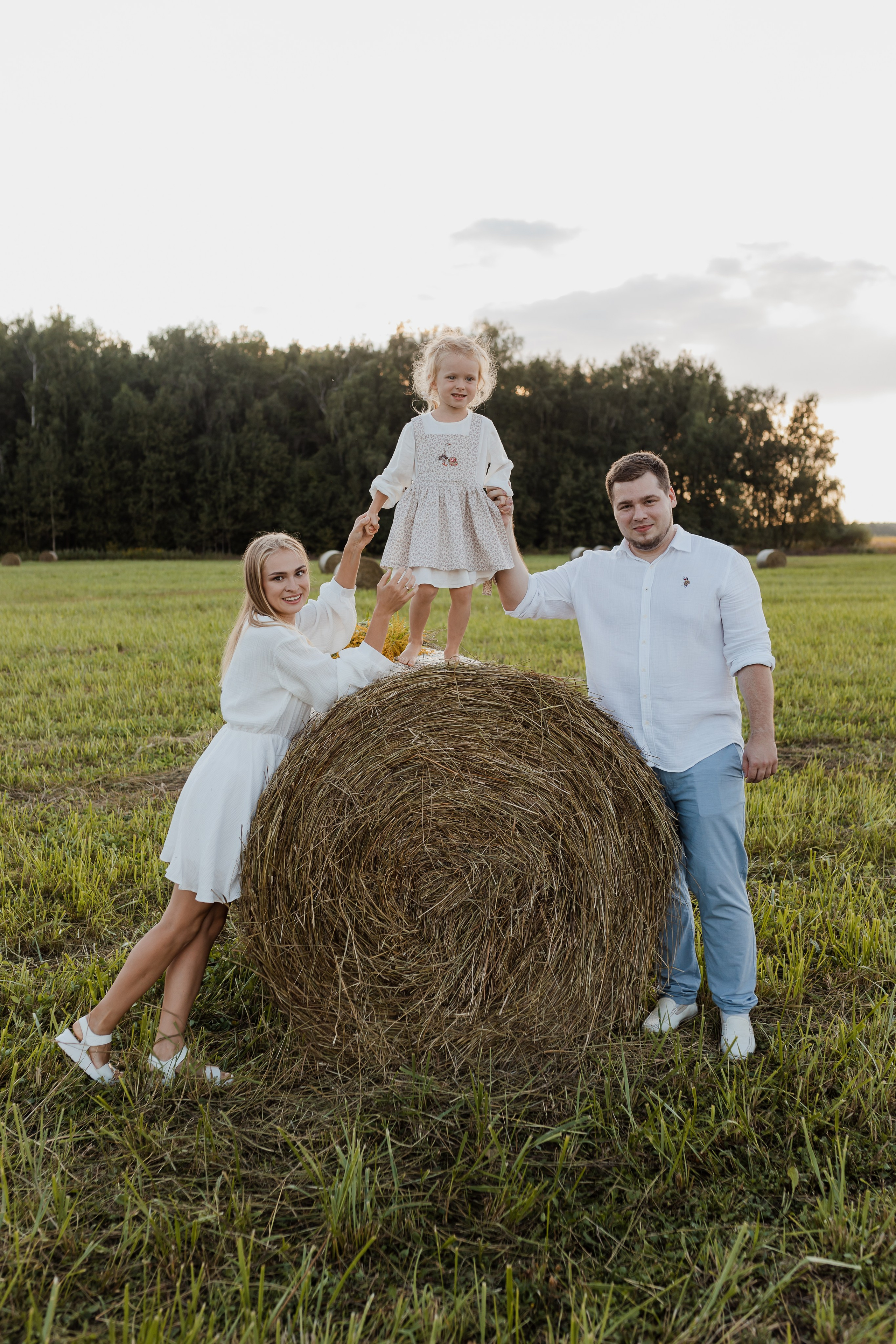 Семья Смирновых в поле с сеном. Семейный и детский фотограф в городе Подолск МО Крылова Ирина