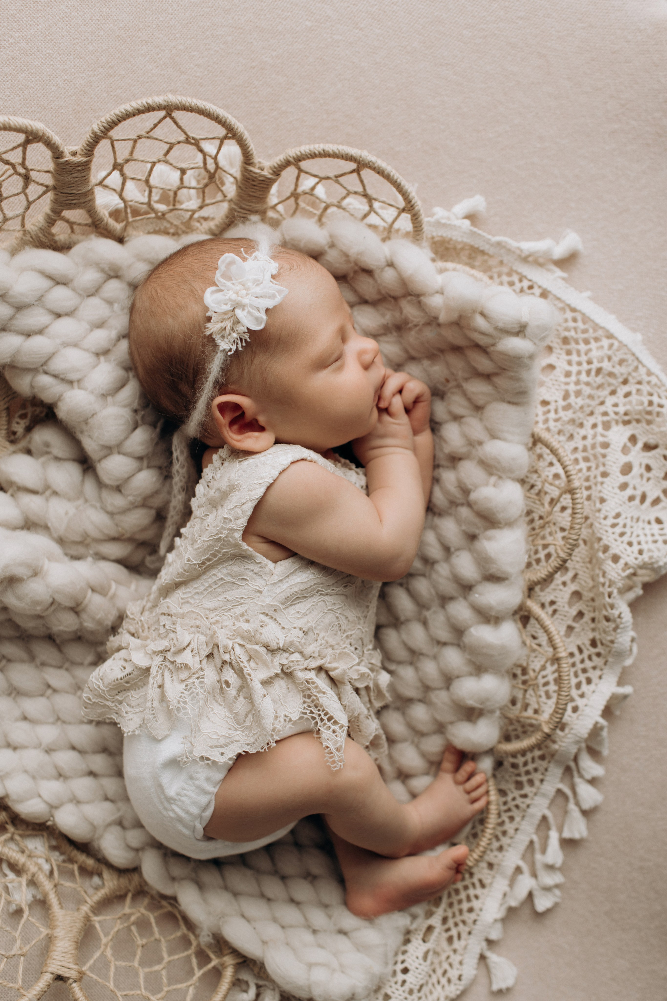 Newborn (фотосессия новорожденных). Фотостудия для новорожденных и малышей в Твери — На ручки