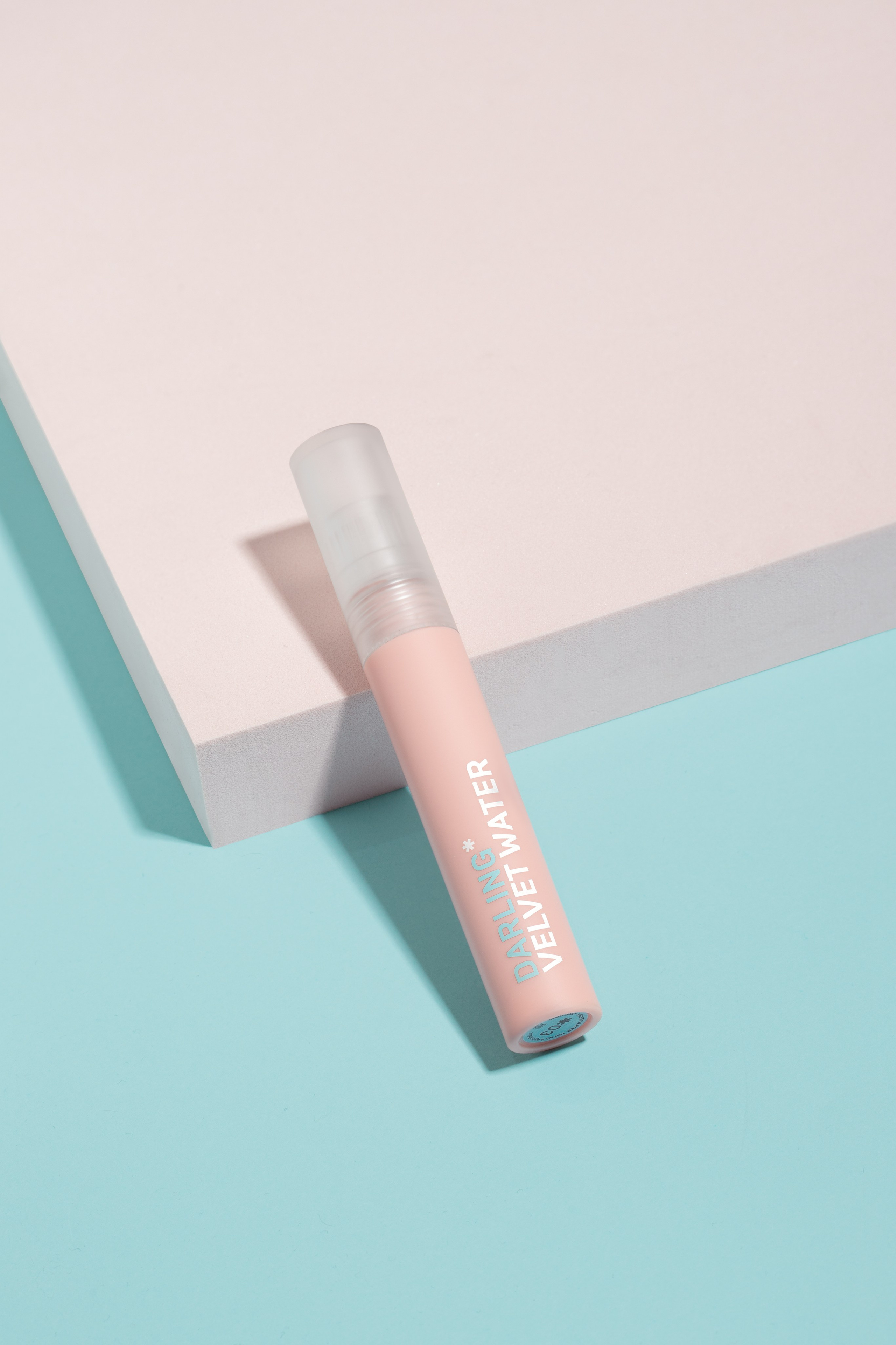 предметка косметики тинт на подиуме