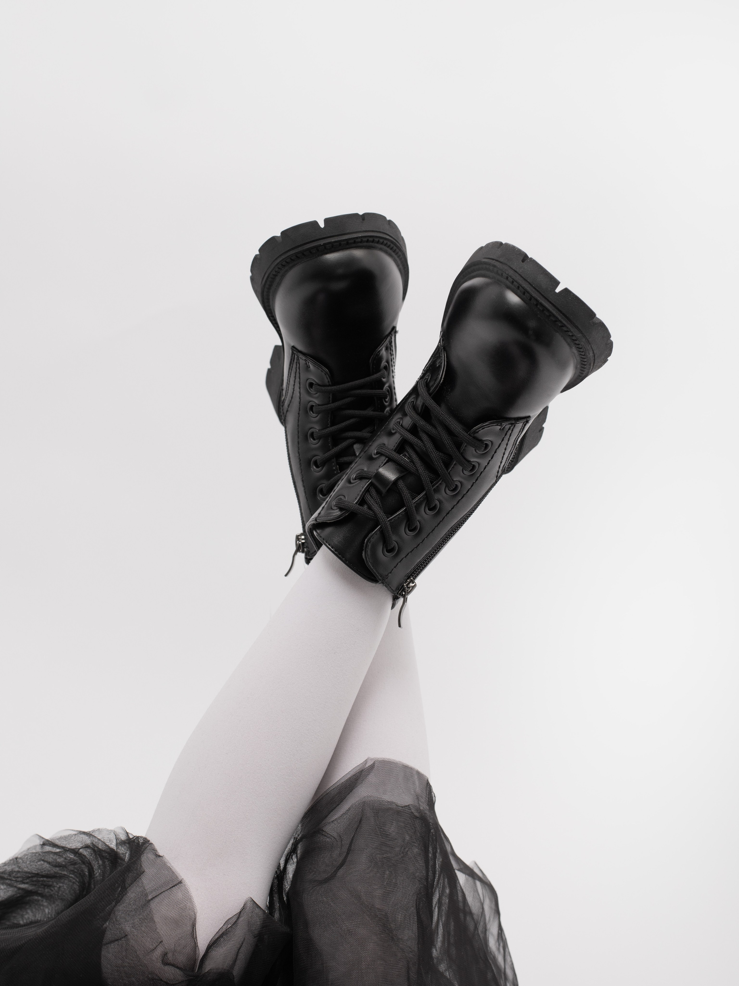 Ботинки для девочки. Фотостудия предметной и модельной съёмки для маркетплейсов