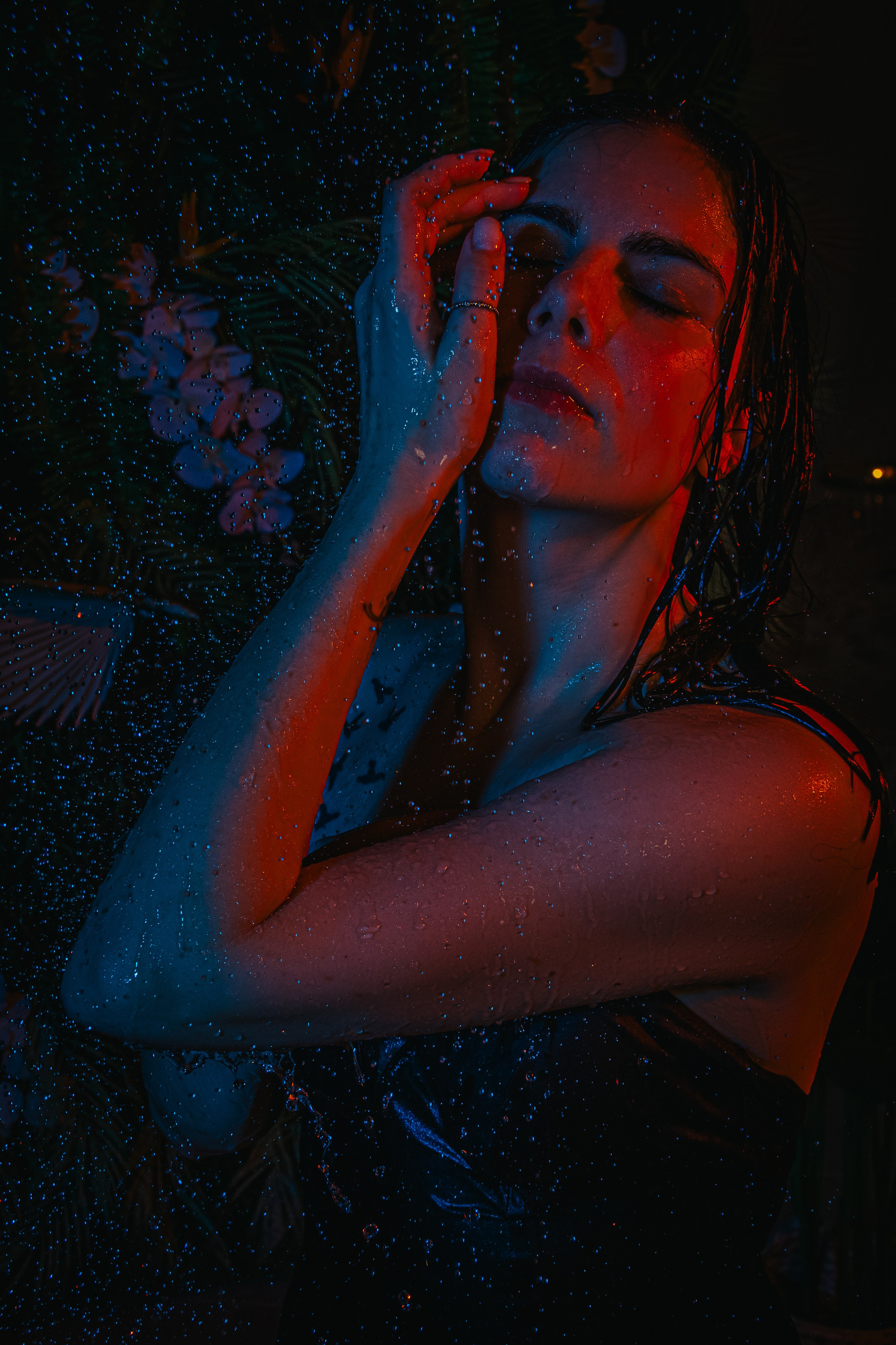 Капли воды стекают по телу, фотосессия с двойным светом.