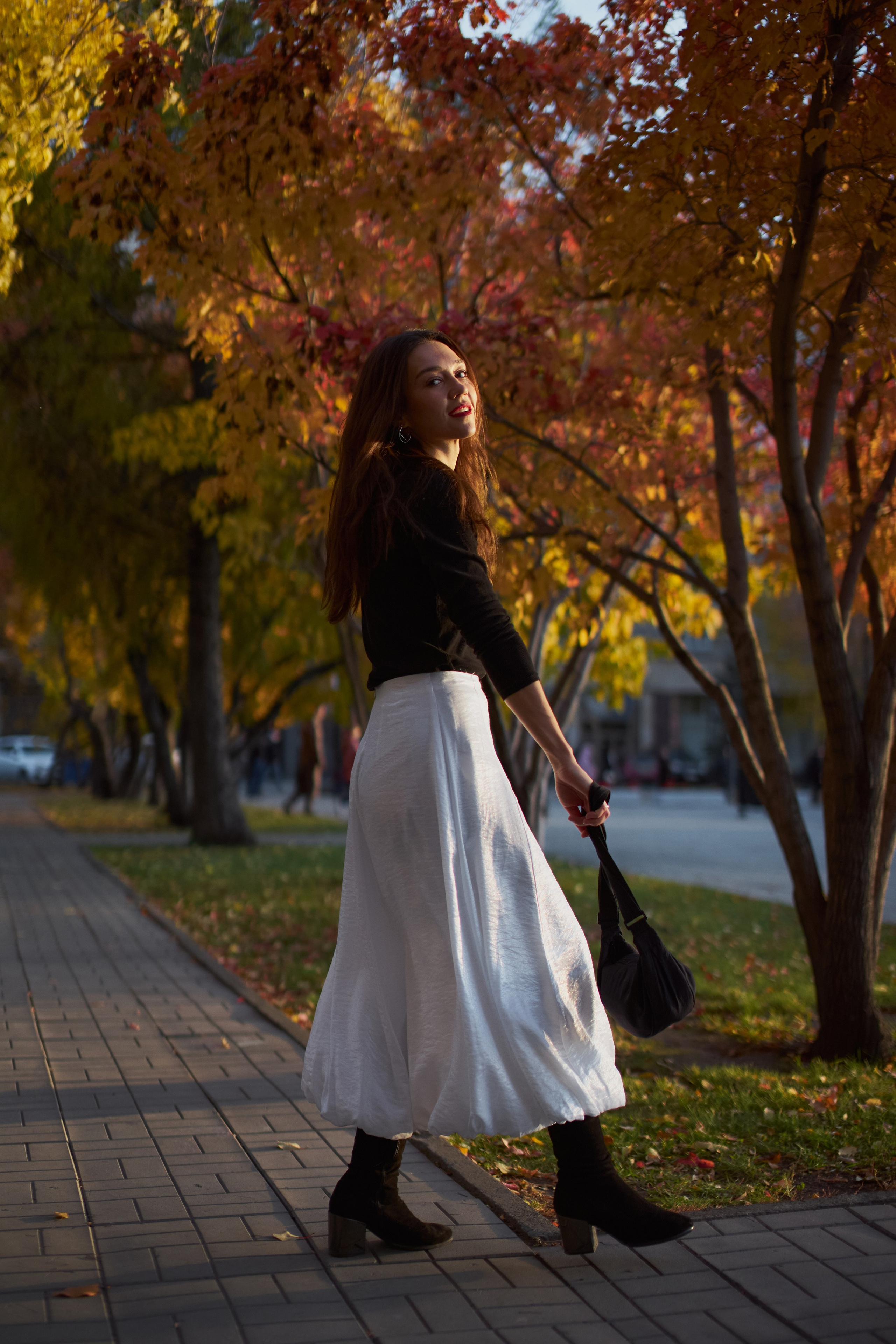 Осенняя фотосессия возле театра для Татьяны. Репортажный и женский фотограф в Новосибирске