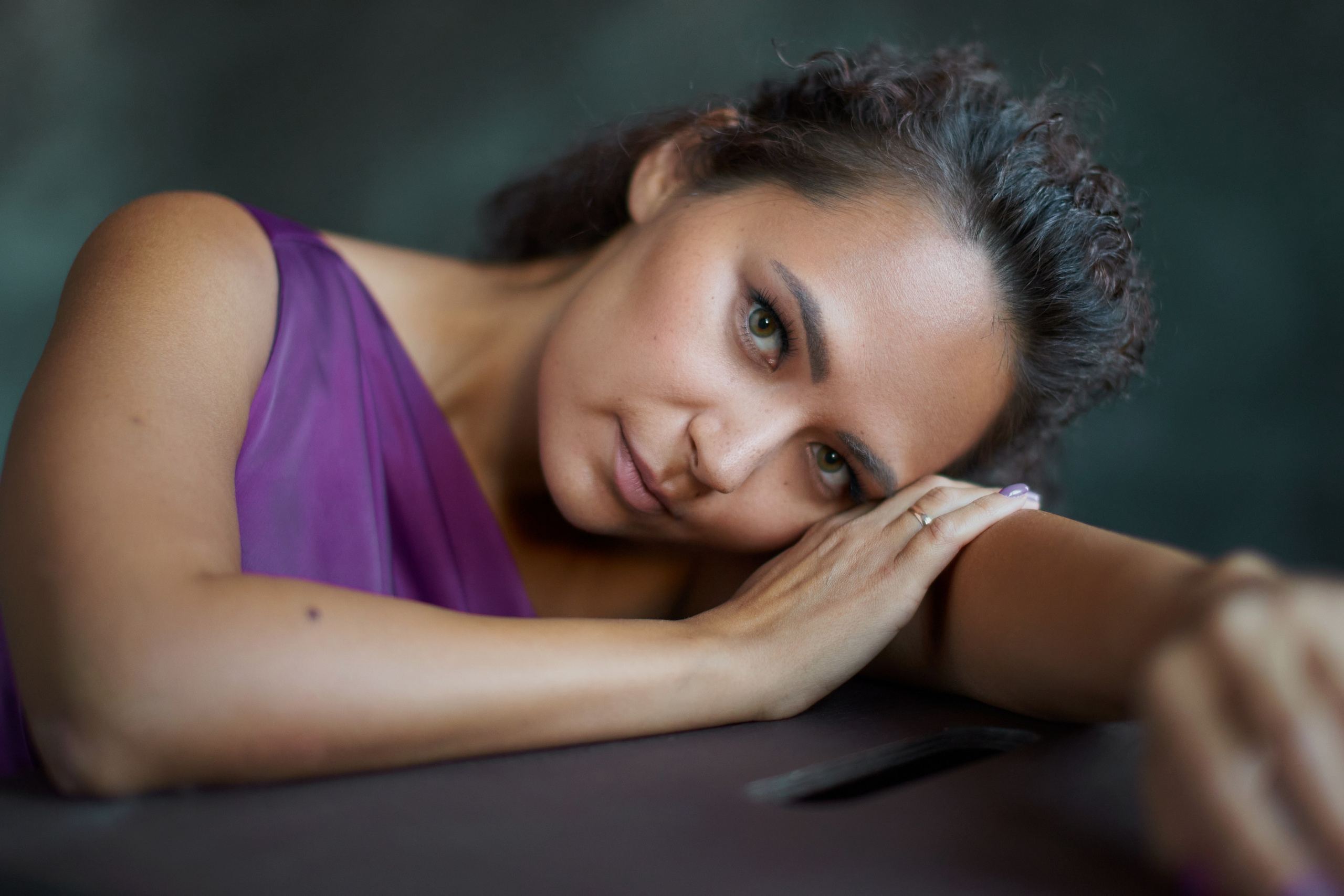 Чувственные портреты в темной студии для Анастасии. Репортажный и женский фотограф в Новосибирске