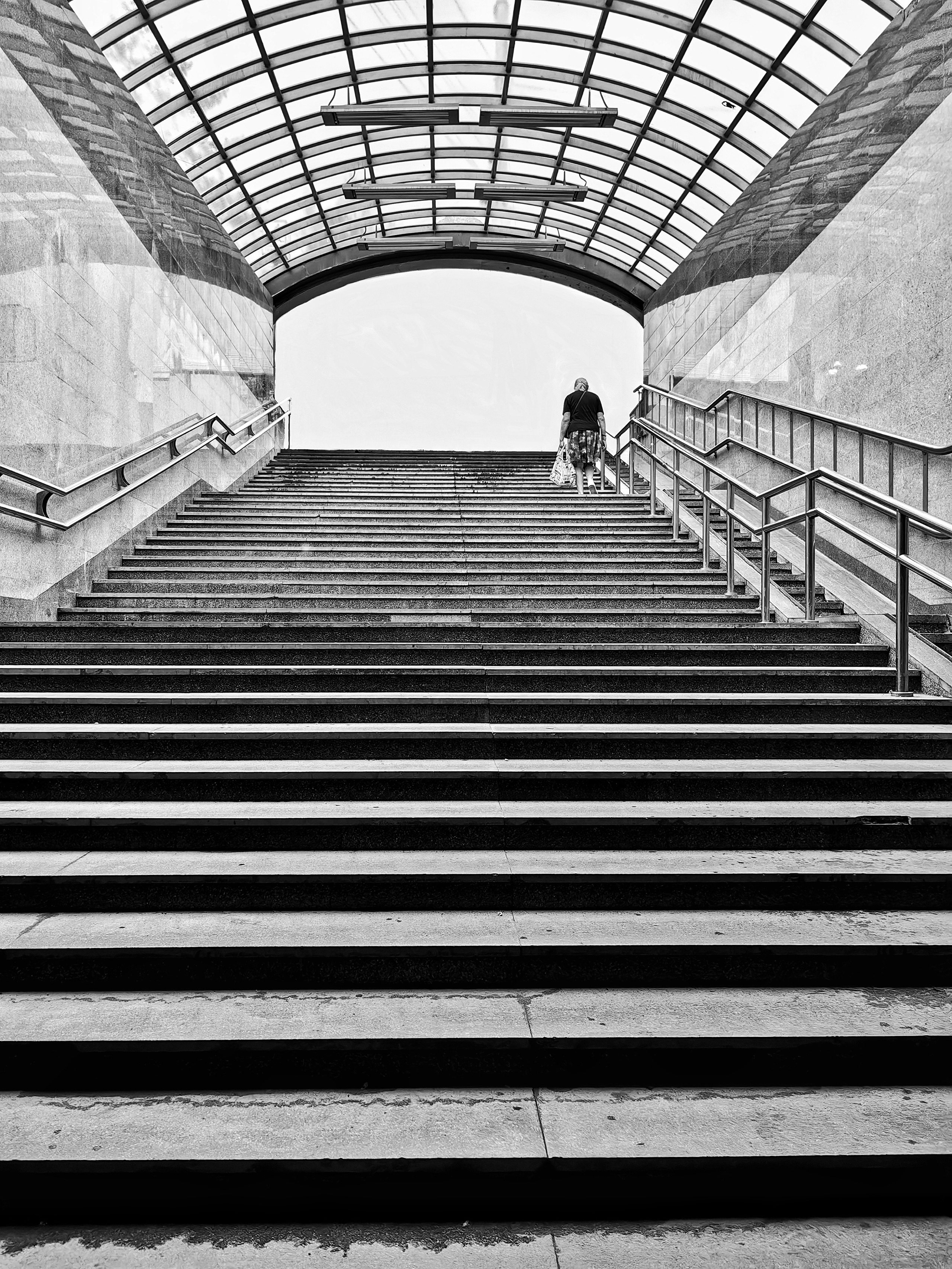 Женщина в подземном переходе в Омске