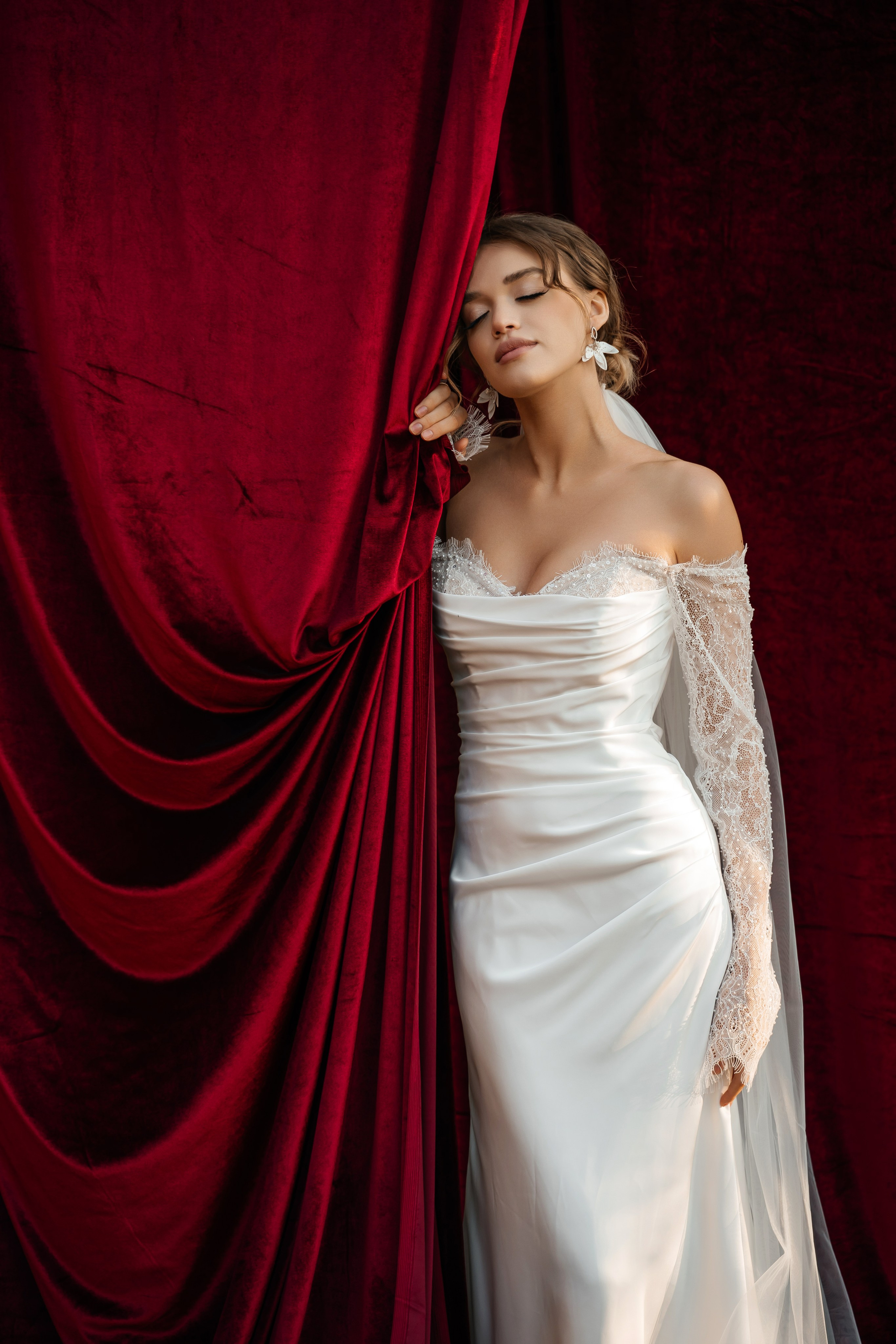 Свадебная церемония на фотозоне из красного бархата. Свадебный фотограф Елена Рякина