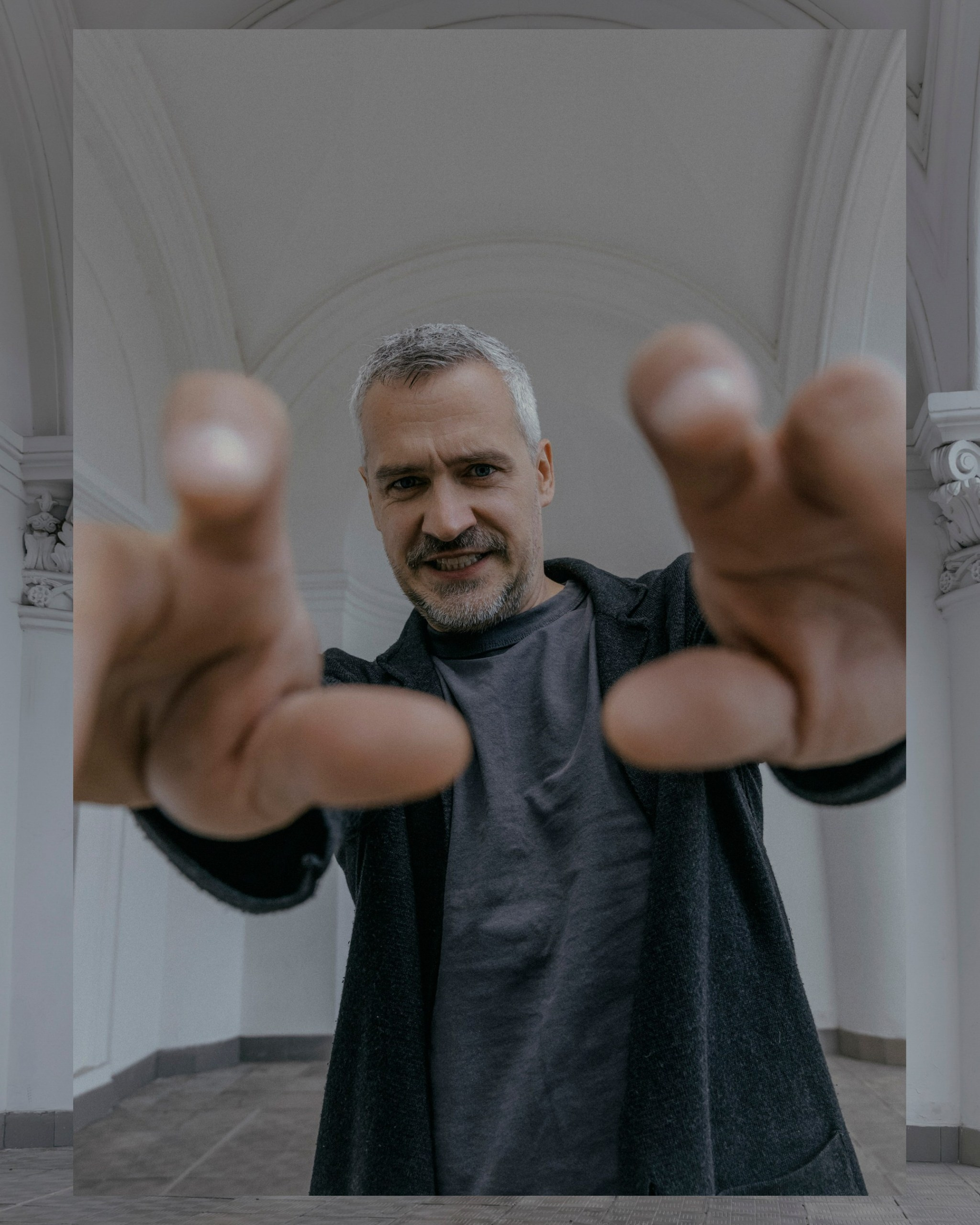 мужчина скалится