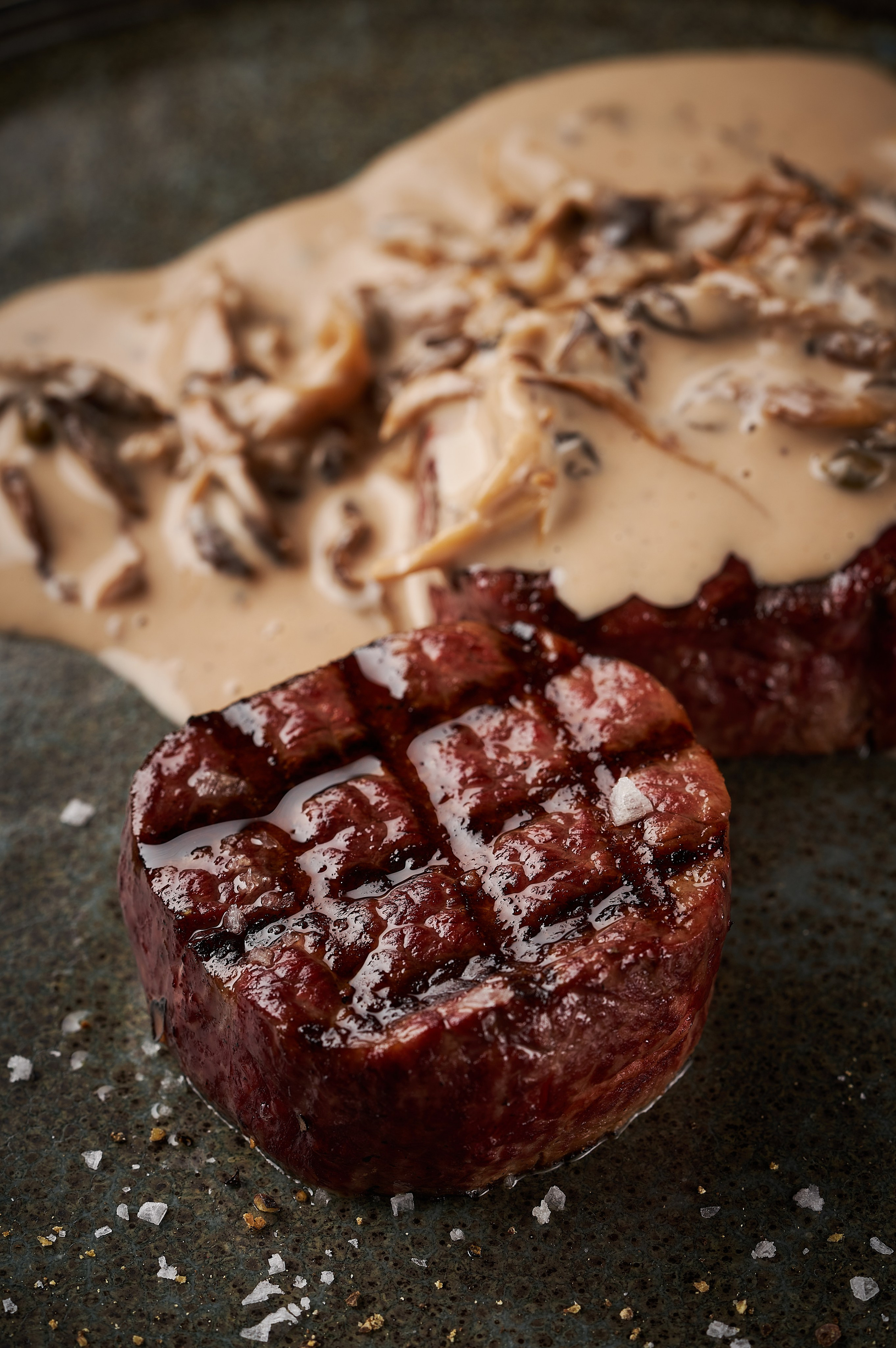 Фуд фотография для рекламы, социальных сетей, полиграфии и меню. Бургер только с огня с грибным соусом