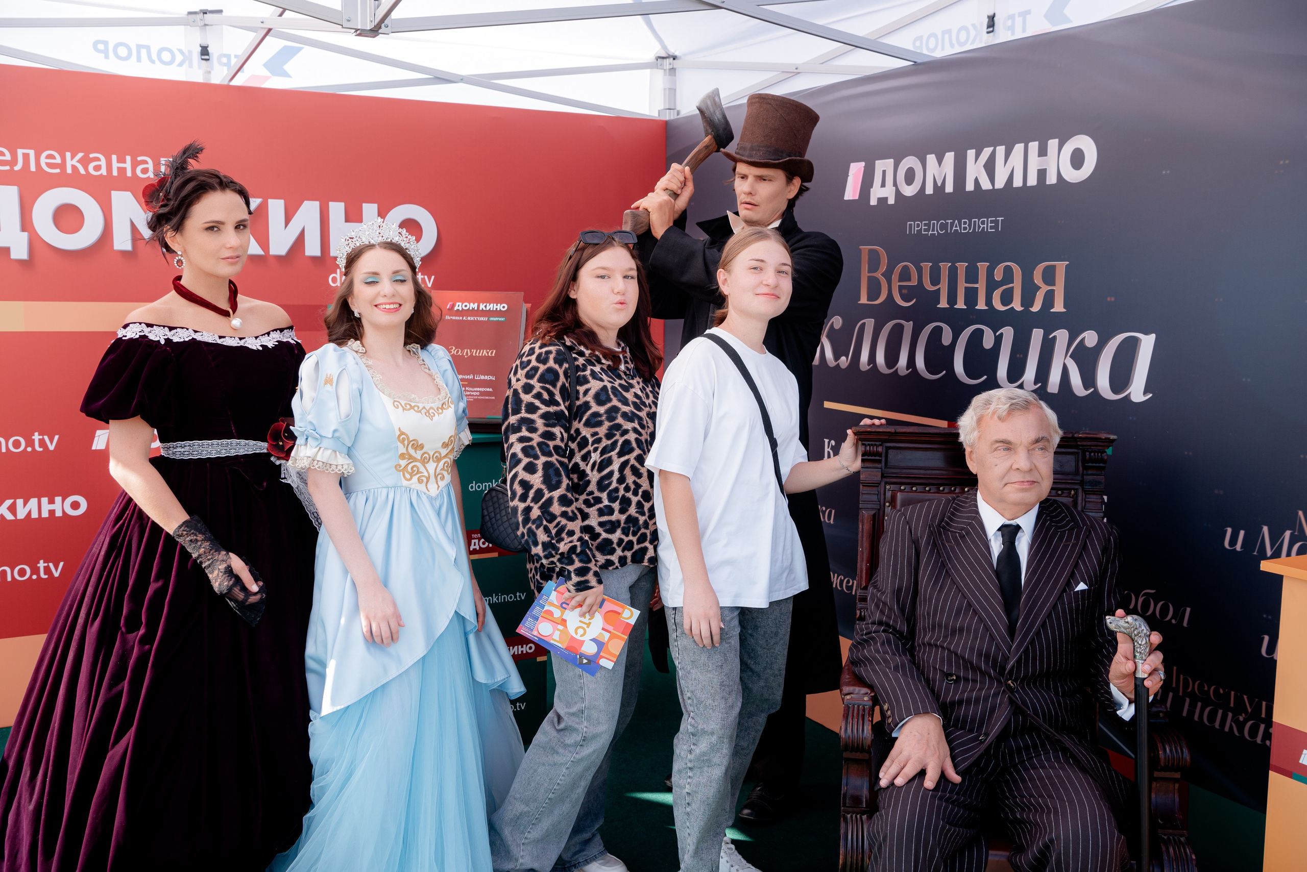 Портретные фото с артистами в палатке Триколор Дом Кинов на день города Волгоград. Фотограф в Волгограде и Волжском Александр Горбань