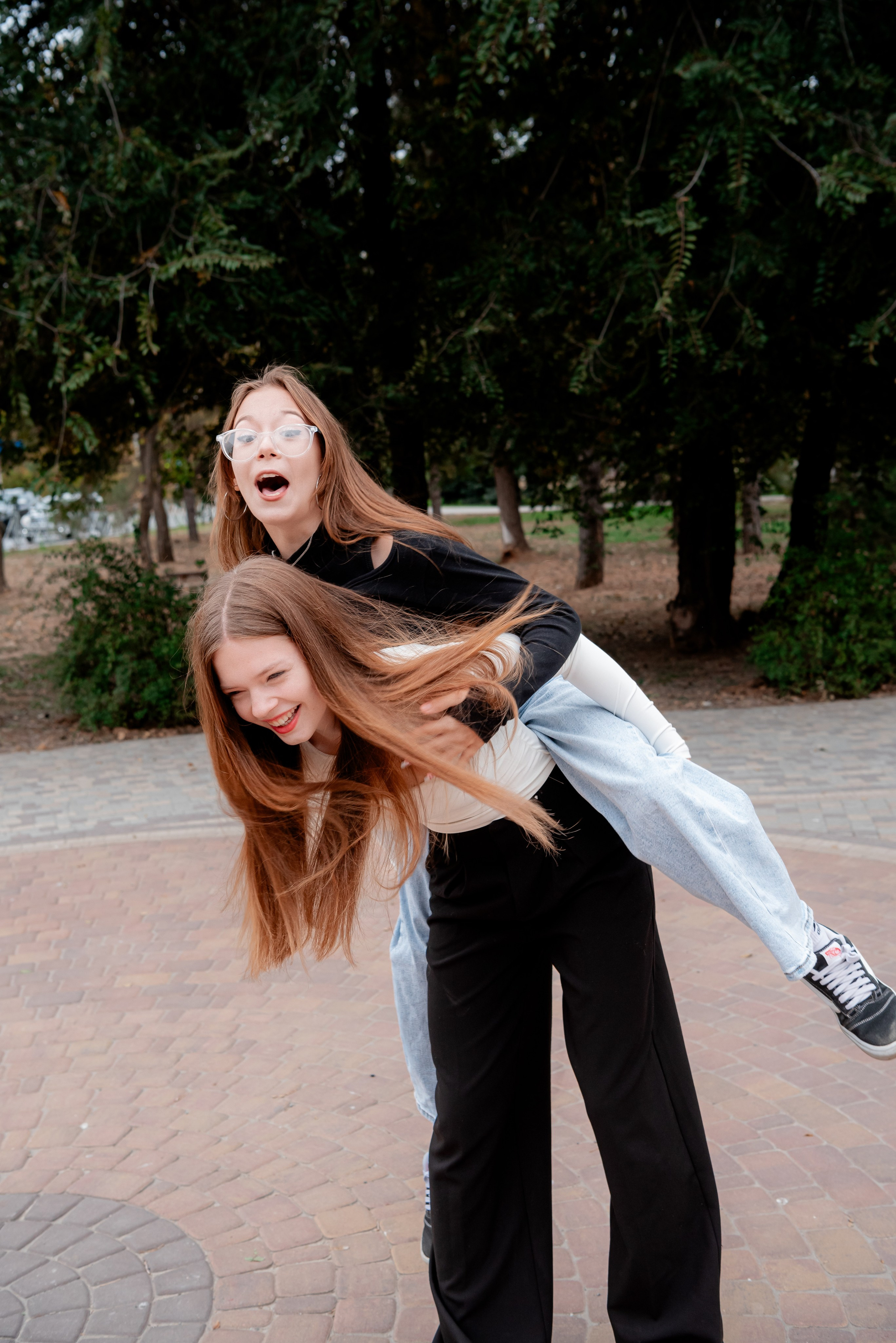 Фотосессия в парке для альбома школьники 9 класс. Фотограф в Волгограде и Волжском Александр Горбань