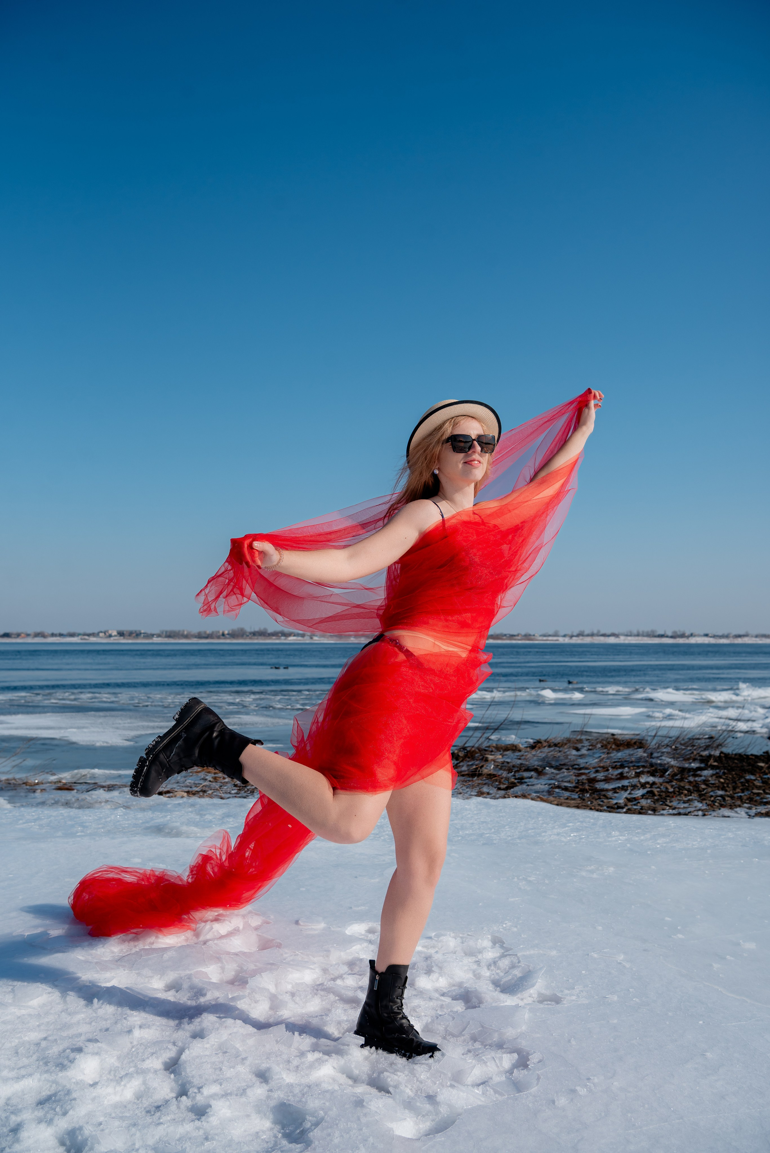 Моржи на Волге. Девушки в купальниках на снегу. Волгоград. Фотограф в Волгограде и Волжском Александр Горбань