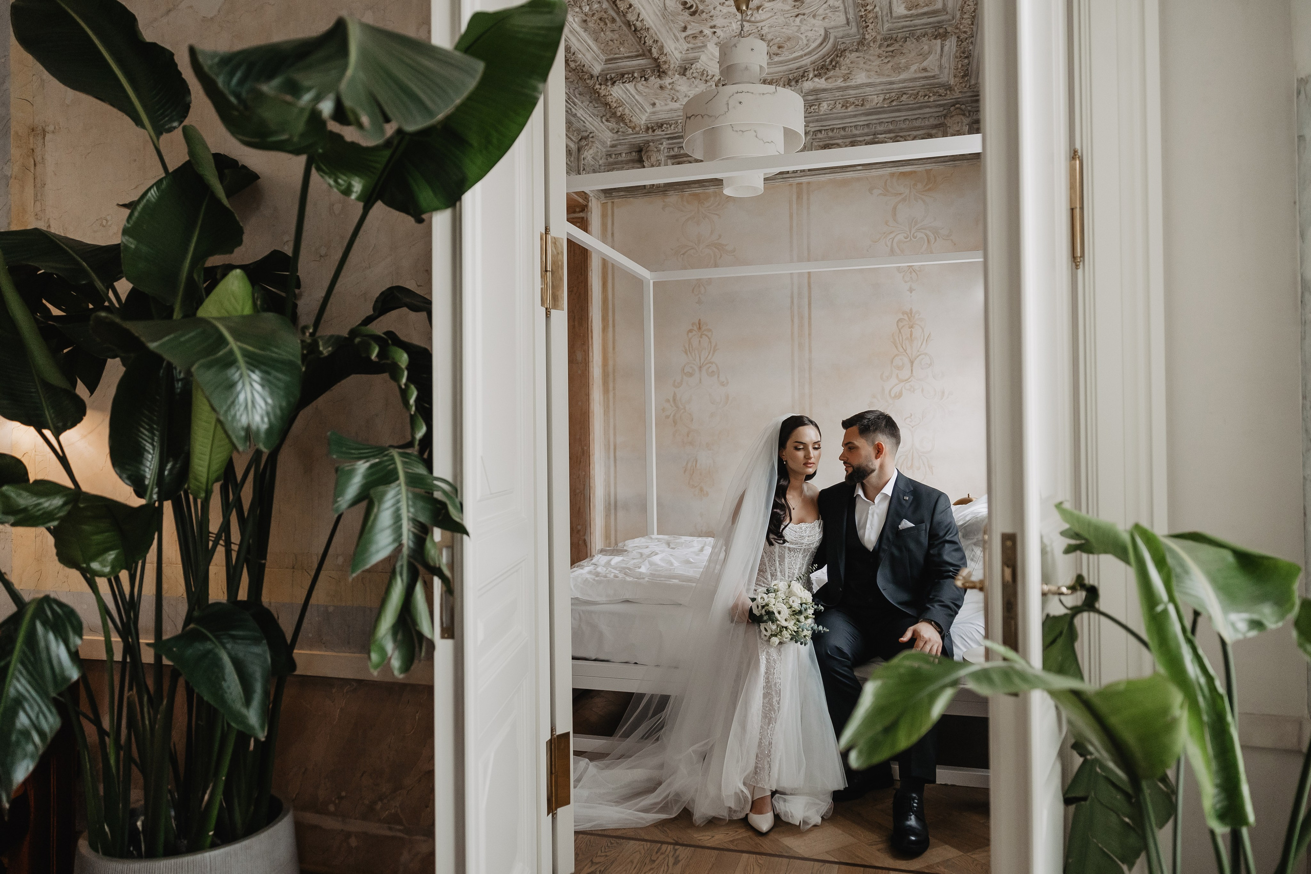 свадебная фотосессия в отеле Twelve Reasons в Москве