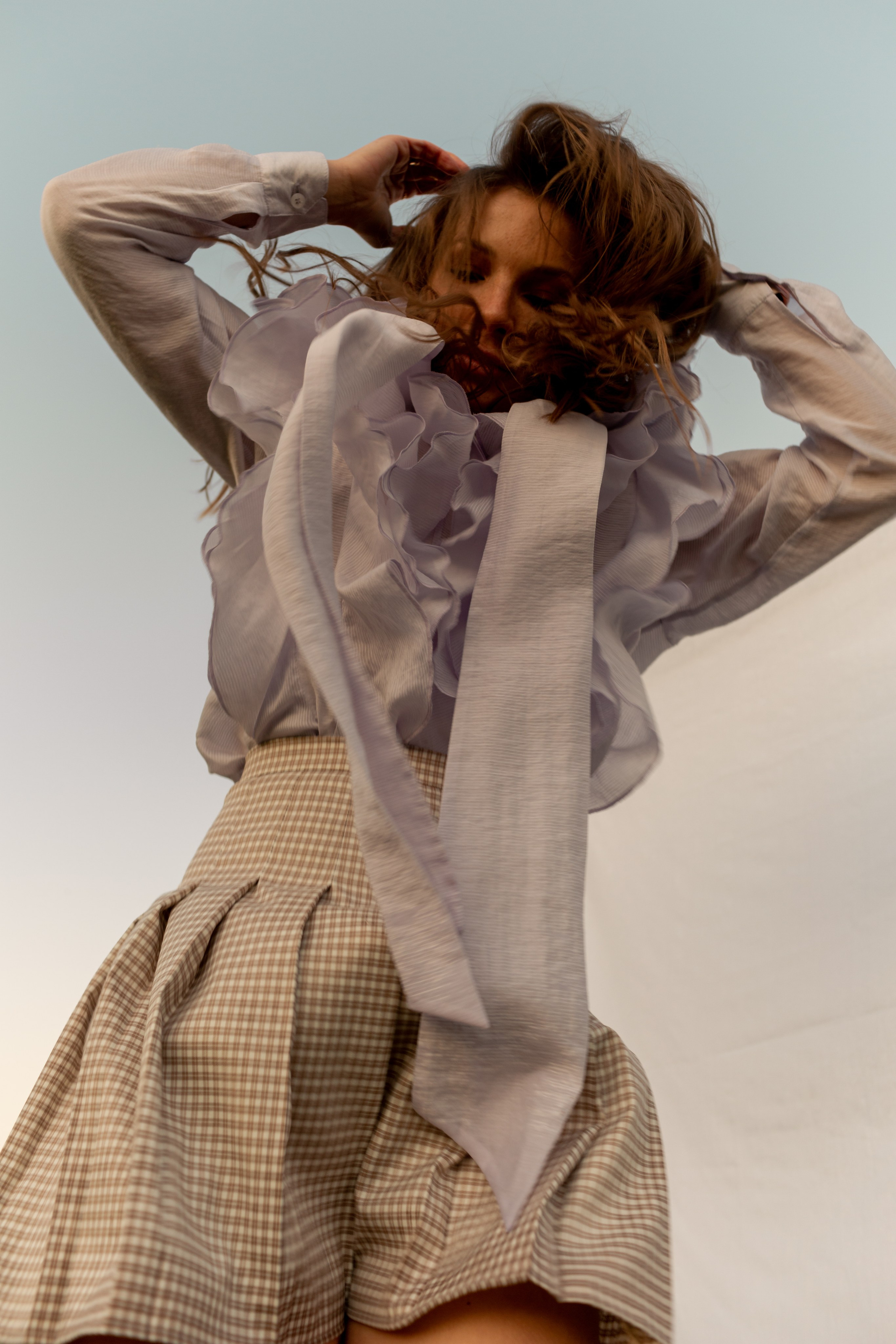 Портрет девушки на рассвете, она прыгает