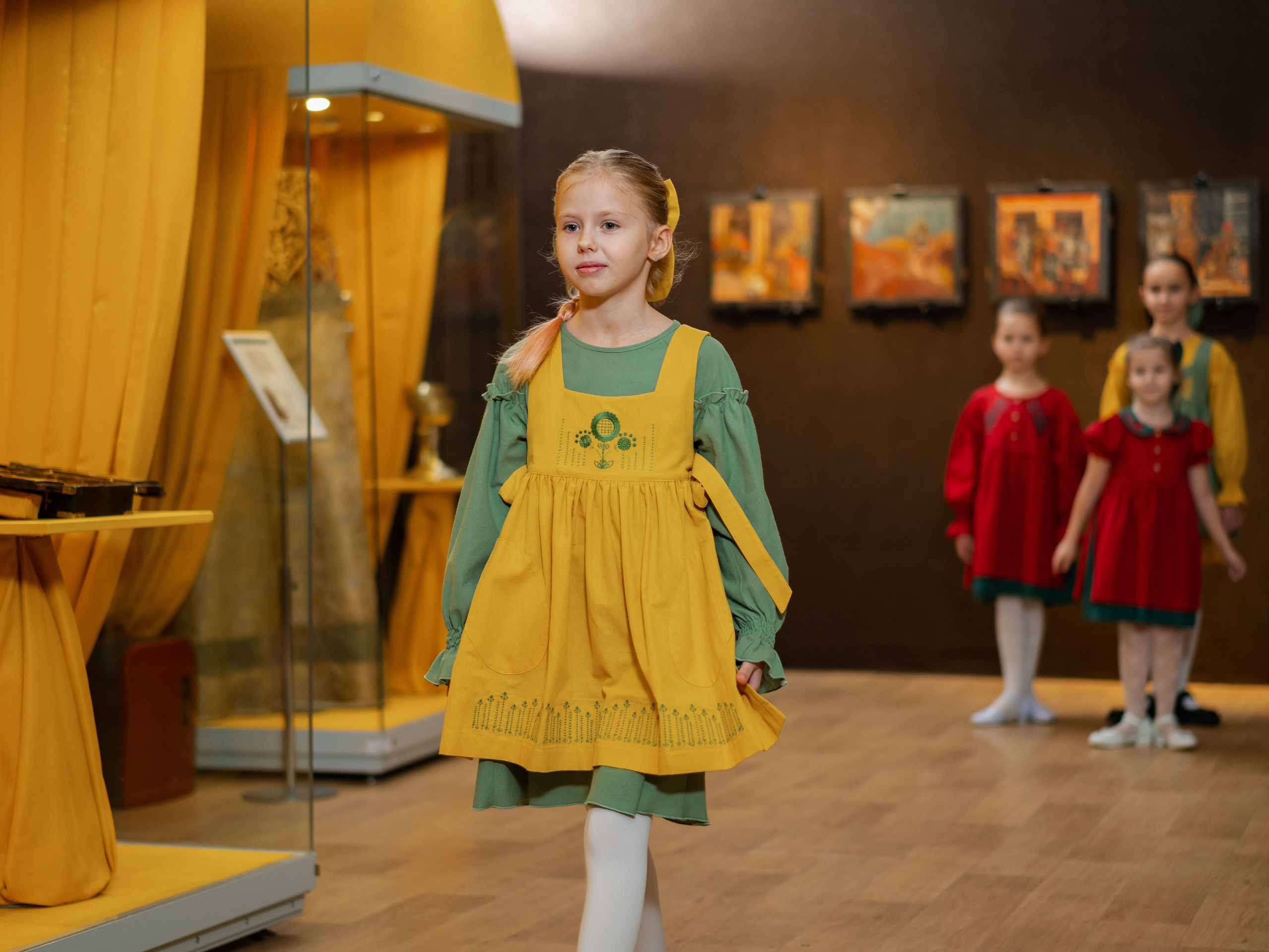 Показ одежды в рамках выставки «105. Лучшее». Фотограф Москва