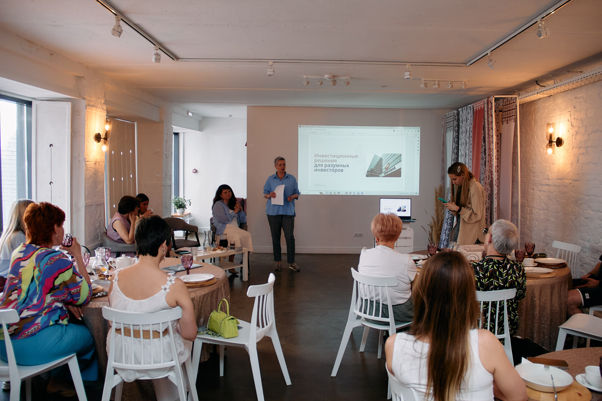 Деловой разговор «Перспективы инвестиций в 2024 году». Фотограф в Смоленске Ася Польшина