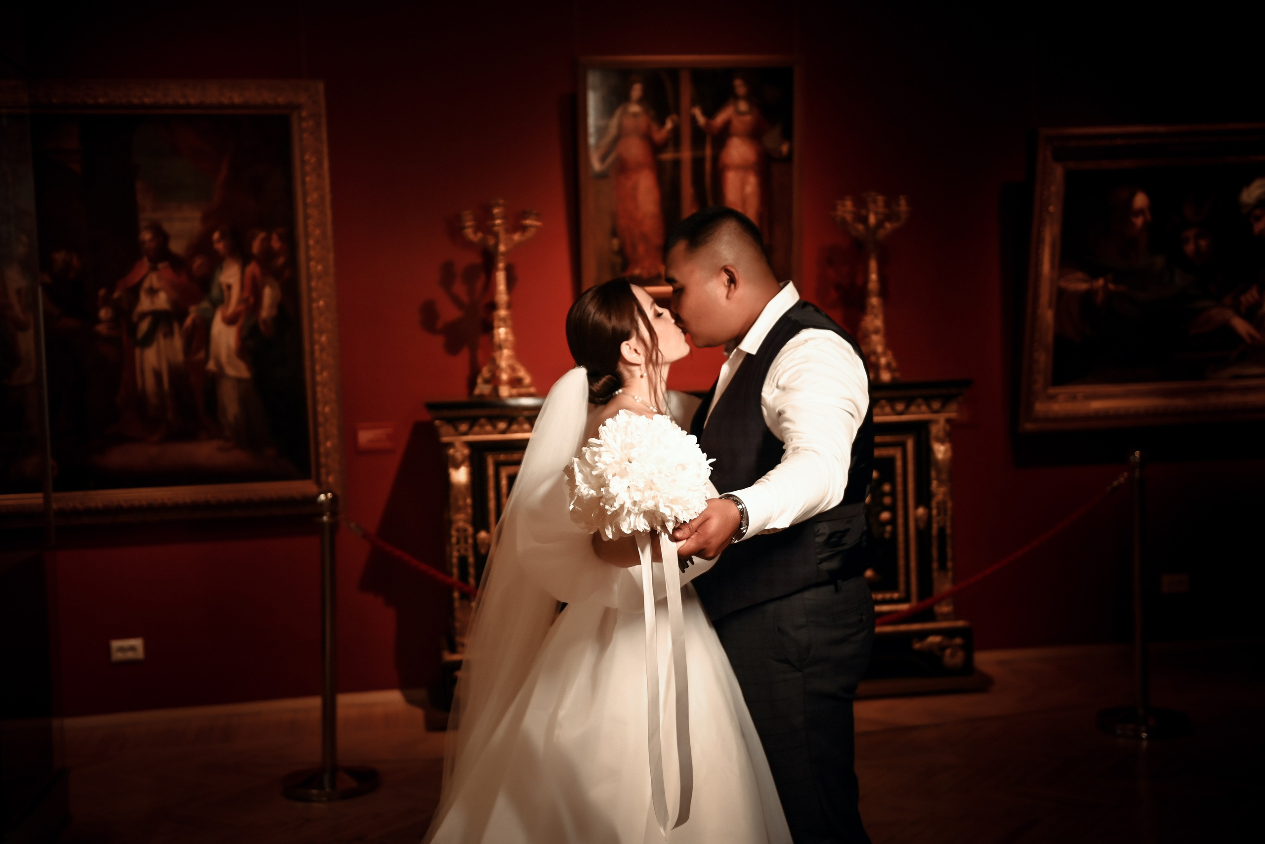 Небольшая свадебная серия в музее и прогулкой под дождем Эльмиры и Ризата. Свадебный, семейный, детский, контент фотограф в Омске Максим Ильин