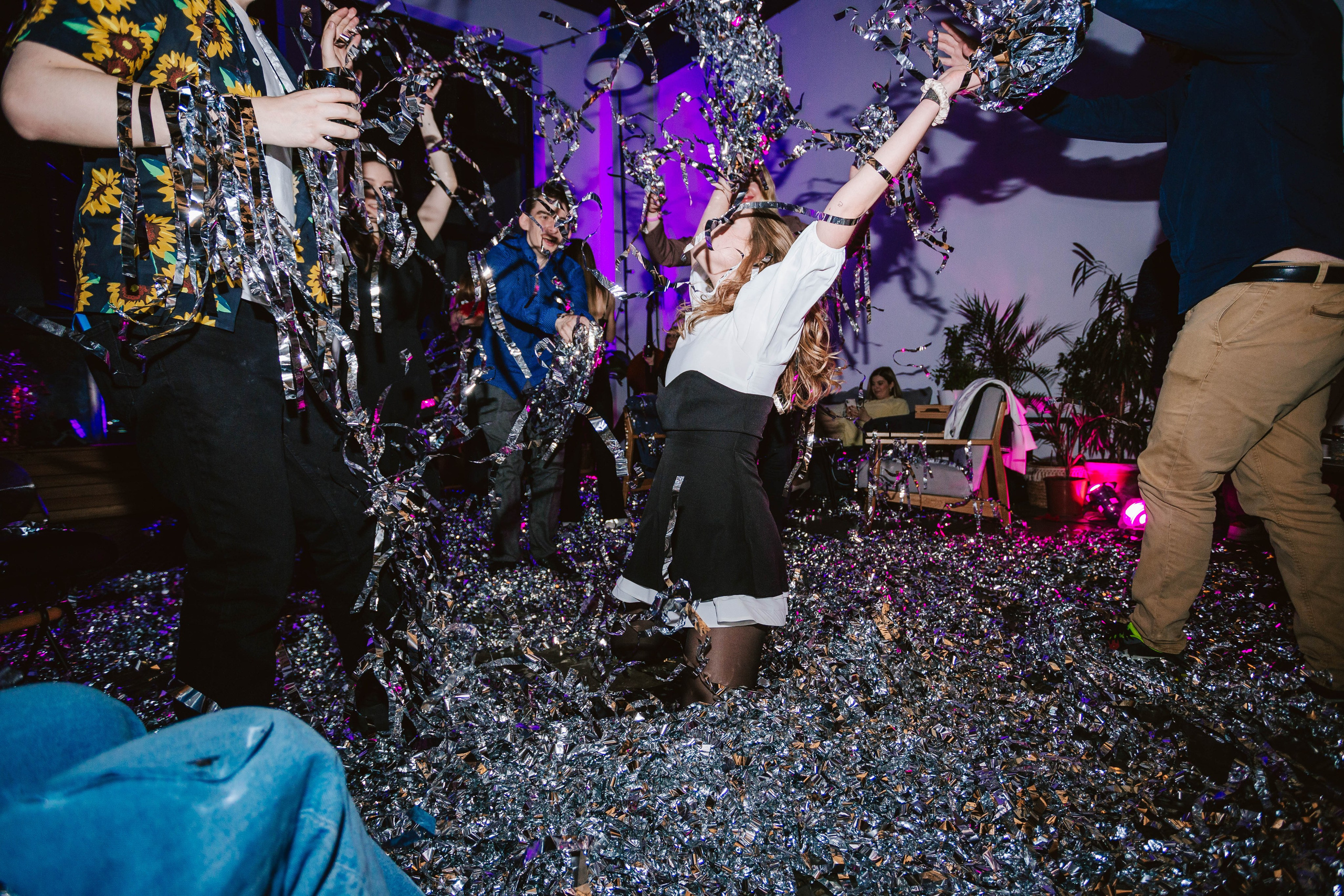 МЕНЯ ПОВСЮДУ ОКРУЖАЕШЬ ТЫ