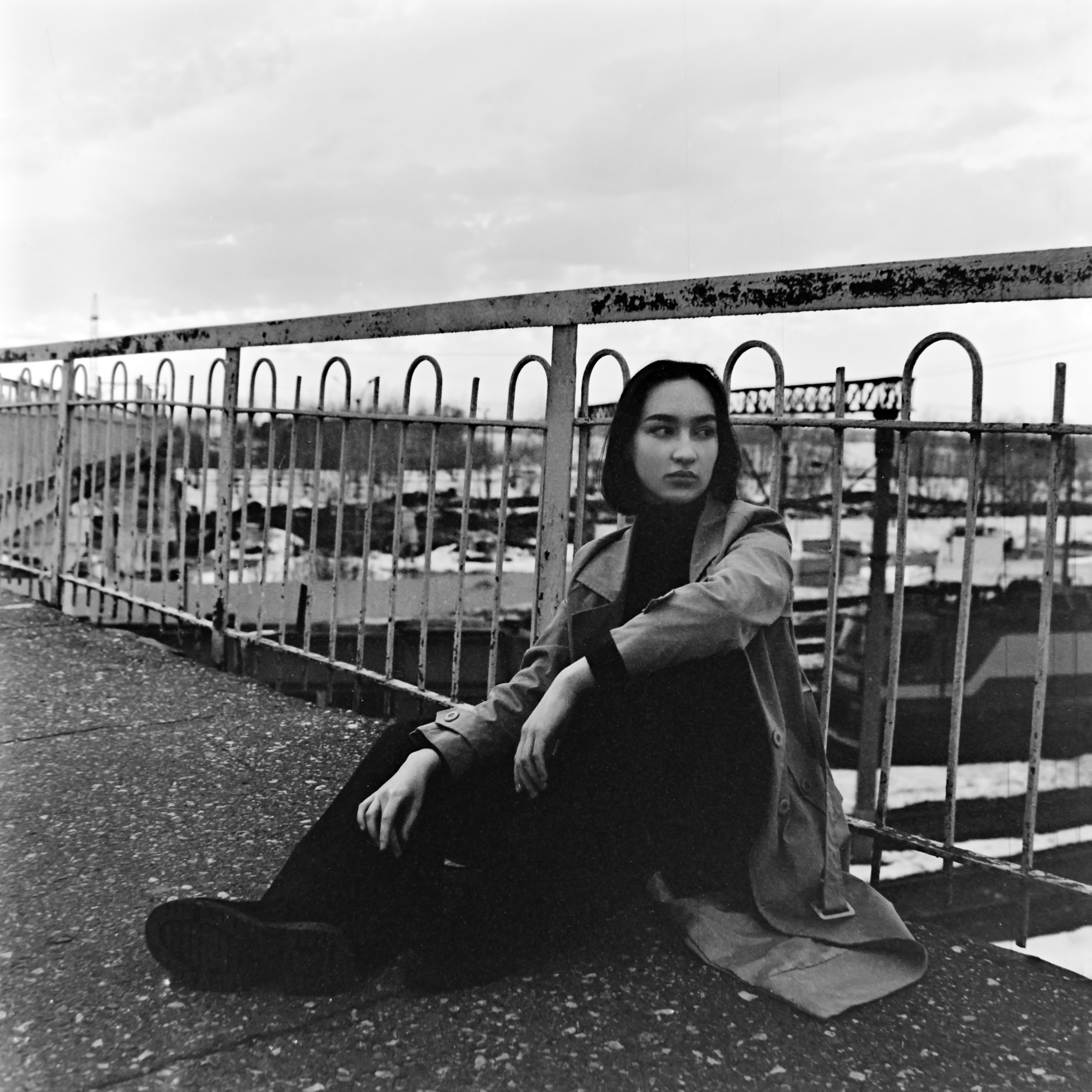 Портретная съемка в индустриальной части города на черно-белую пленку