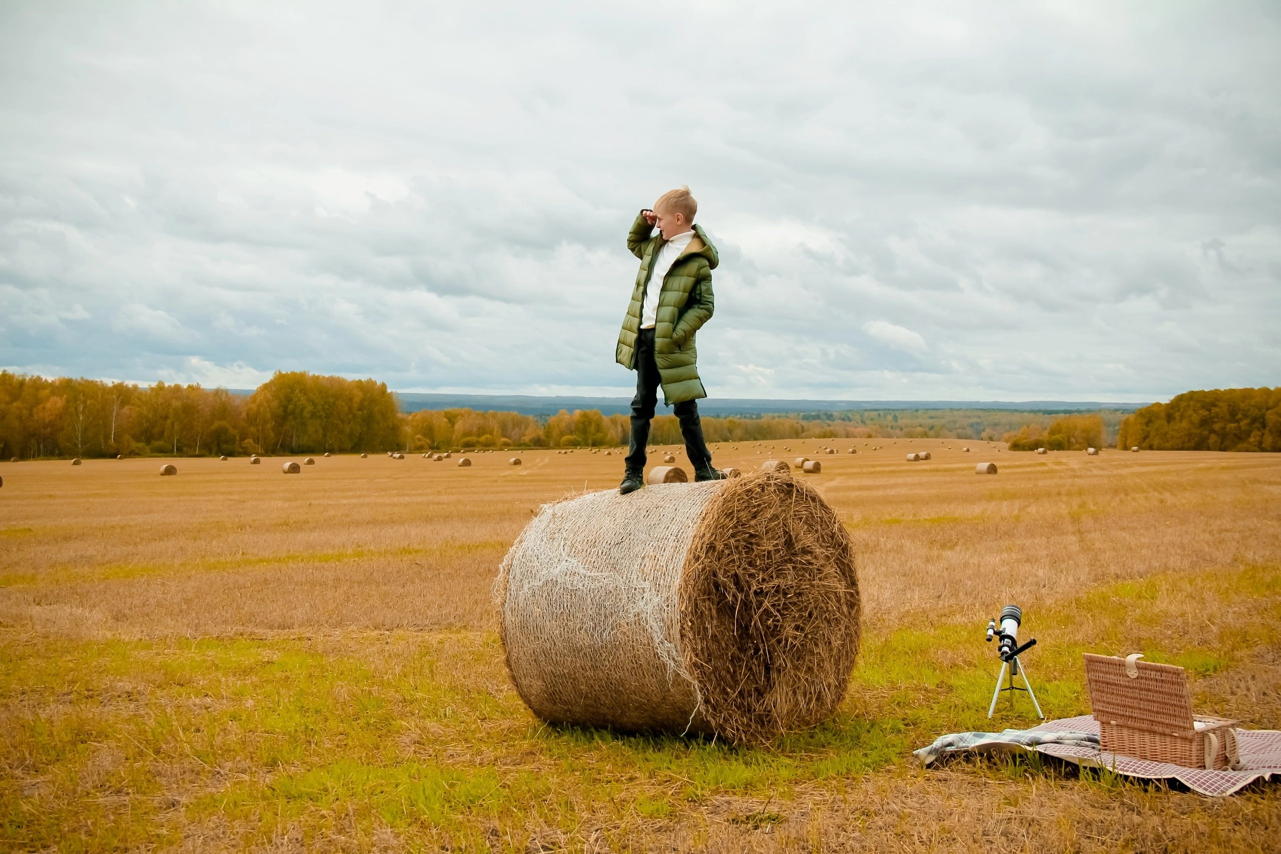 В поле с тюками. Семейный фотограф в р. п. Маслянино Саишева Мария