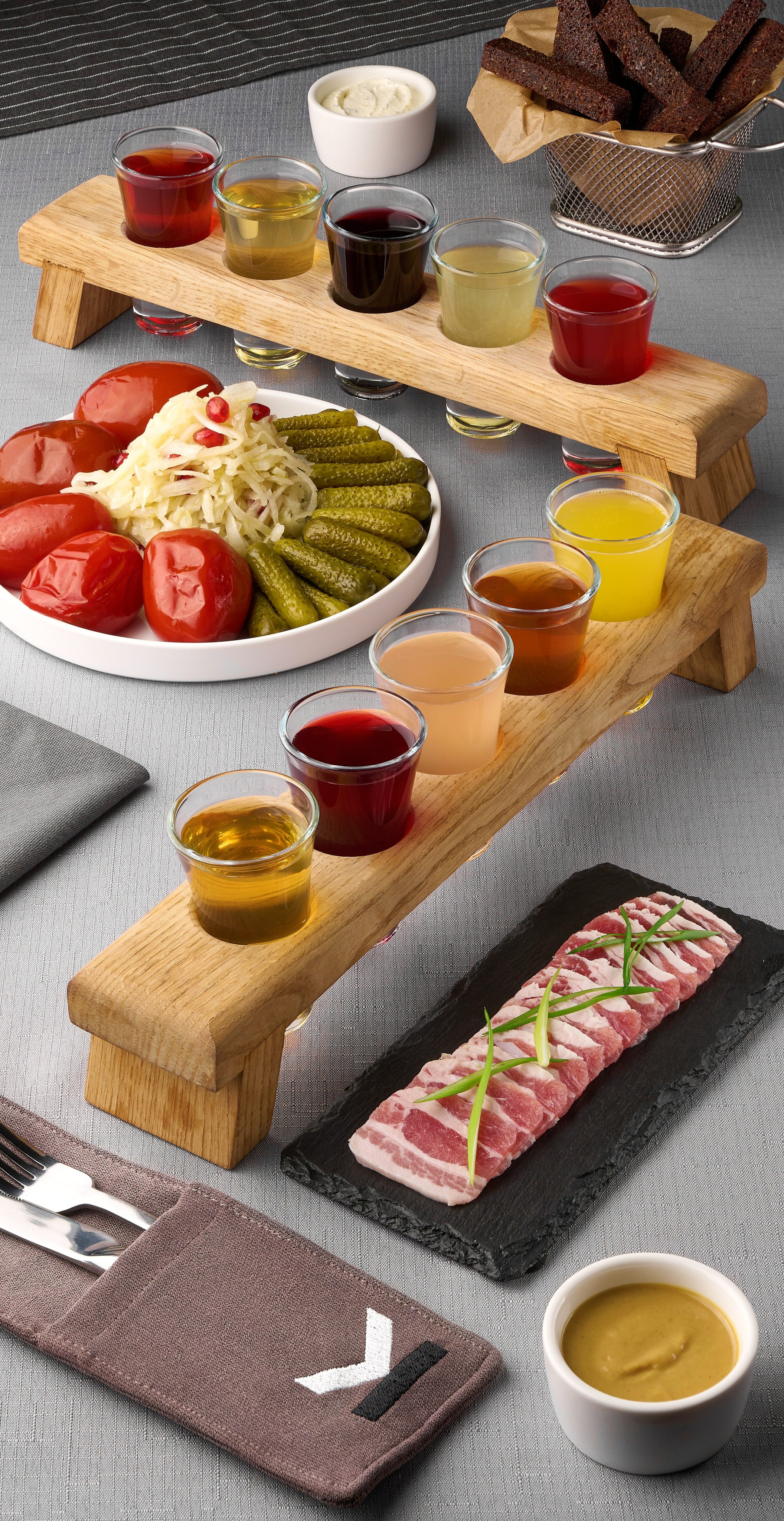 Фотосъёмка фирменных настоек для меню ресторана, несколько позиций в одном кадре, композиция под широкий формат разворота