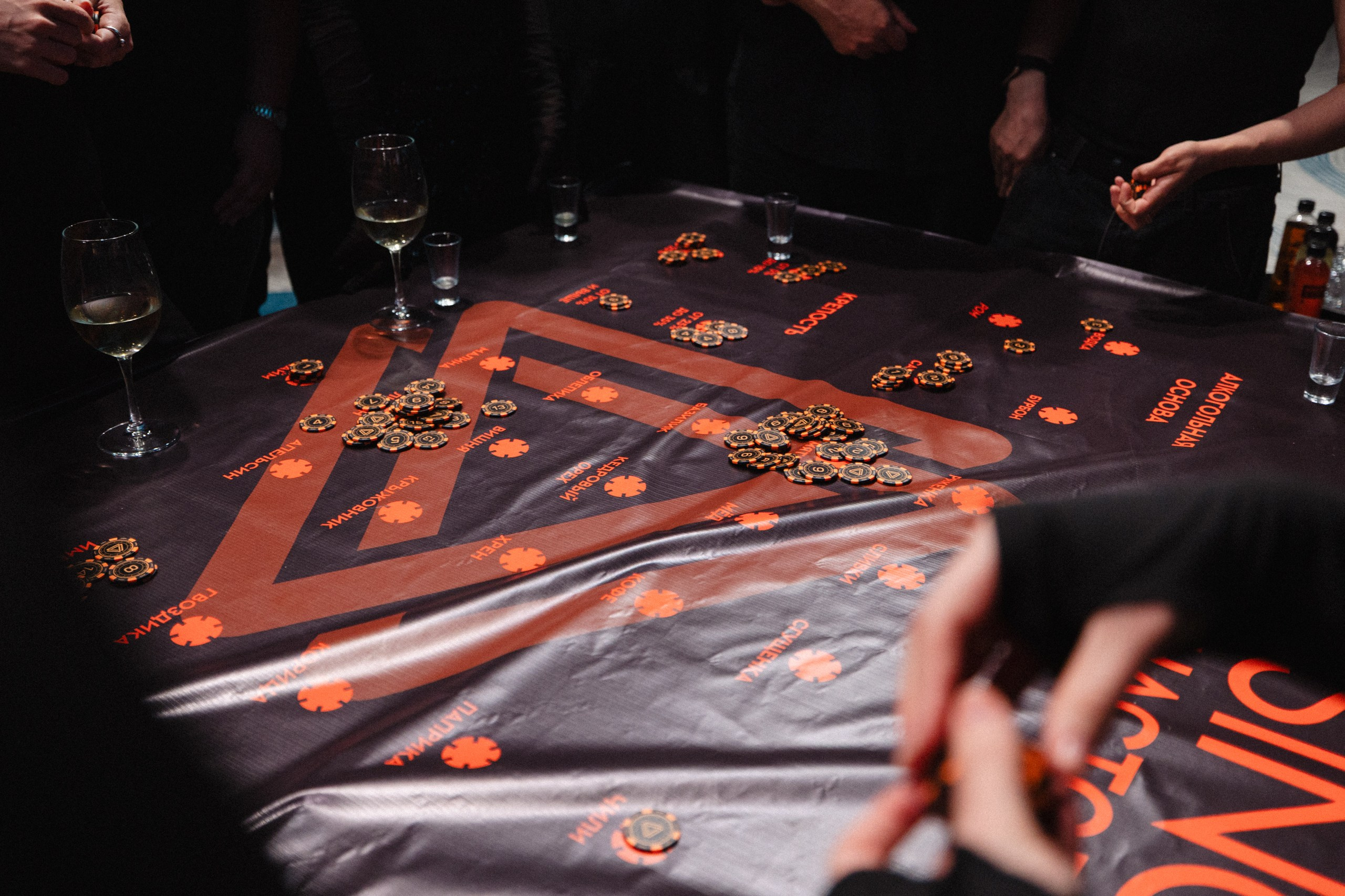 Здравствуйте! Я свадебный фотограф из Ульяновска, работаю в том числе по всей России и с выездом за границу. Снимаю свадьбы, lovestory, корпоративы, светский репортаж. Провожу обучение по фотографии, мастер-классы и воркшопы для других фотографов.